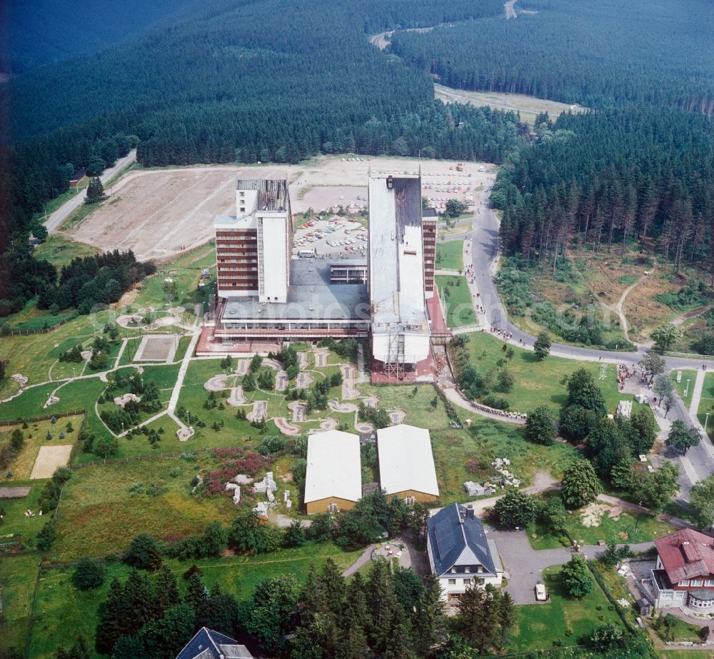 Aerial photograph Oberhof - The Panorama Hotel in Oberhof in Thuringia. Today known as Treff Hotel Panorama. The hotel has the form of jumps showing the unique symbol architecture