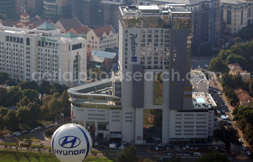 JOHANNESBURG from the bird's eye view: Blick auf das Radisson Blu Hotel und das dahinterliegende Holiday Inn in Johannesburg, Südafrika. Radisson Blu ist eine Hotelkette mit Hotels im Vier- bis Fünf-Sterne-Bereich und wird von der Rezidor Hotel Group geleitet. Die Hotelkette Holiday Inn gehört zur InterContinental Hotels Group plc.