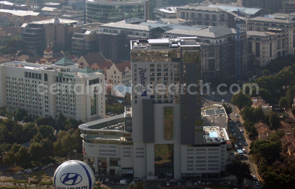 Aerial image JOHANNESBURG - Blick auf das Radisson Blu Hotel und das dahinterliegende Holiday Inn in Johannesburg, Südafrika. Radisson Blu ist eine Hotelkette mit Hotels im Vier- bis Fünf-Sterne-Bereich und wird von der Rezidor Hotel Group geleitet. Die Hotelkette Holiday Inn gehört zur InterContinental Hotels Group plc.