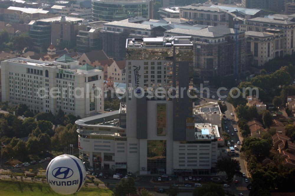 Aerial photograph JOHANNESBURG - Blick auf das Radisson Blu Hotel und das dahinterliegende Holiday Inn in Johannesburg, Südafrika. Radisson Blu ist eine Hotelkette mit Hotels im Vier- bis Fünf-Sterne-Bereich und wird von der Rezidor Hotel Group geleitet. Die Hotelkette Holiday Inn gehört zur InterContinental Hotels Group plc.