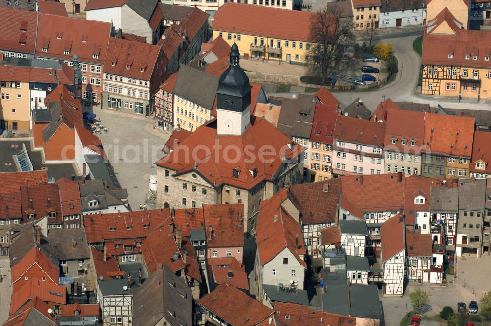 Aerial image Bad Langensalza - Blick auf das Rathaus. Es wurde im 18.Jh. aus dem einheimischen Travetinstein erbaut. An der Vorderseite findet sich ein 32-teiliges Glockenspiel mit einem Figurenumlauf, dass um 12 Uhr und 18 Uhr spielt. Am Eingang sind in Gold gefasst die Preußische Elle und der Preußische Fuß. Kontakt: Stadtverwaltung Bad Langensalza, Marktstraße 1, 99947 Bad Langensalza, Tel. 03603 / 8590