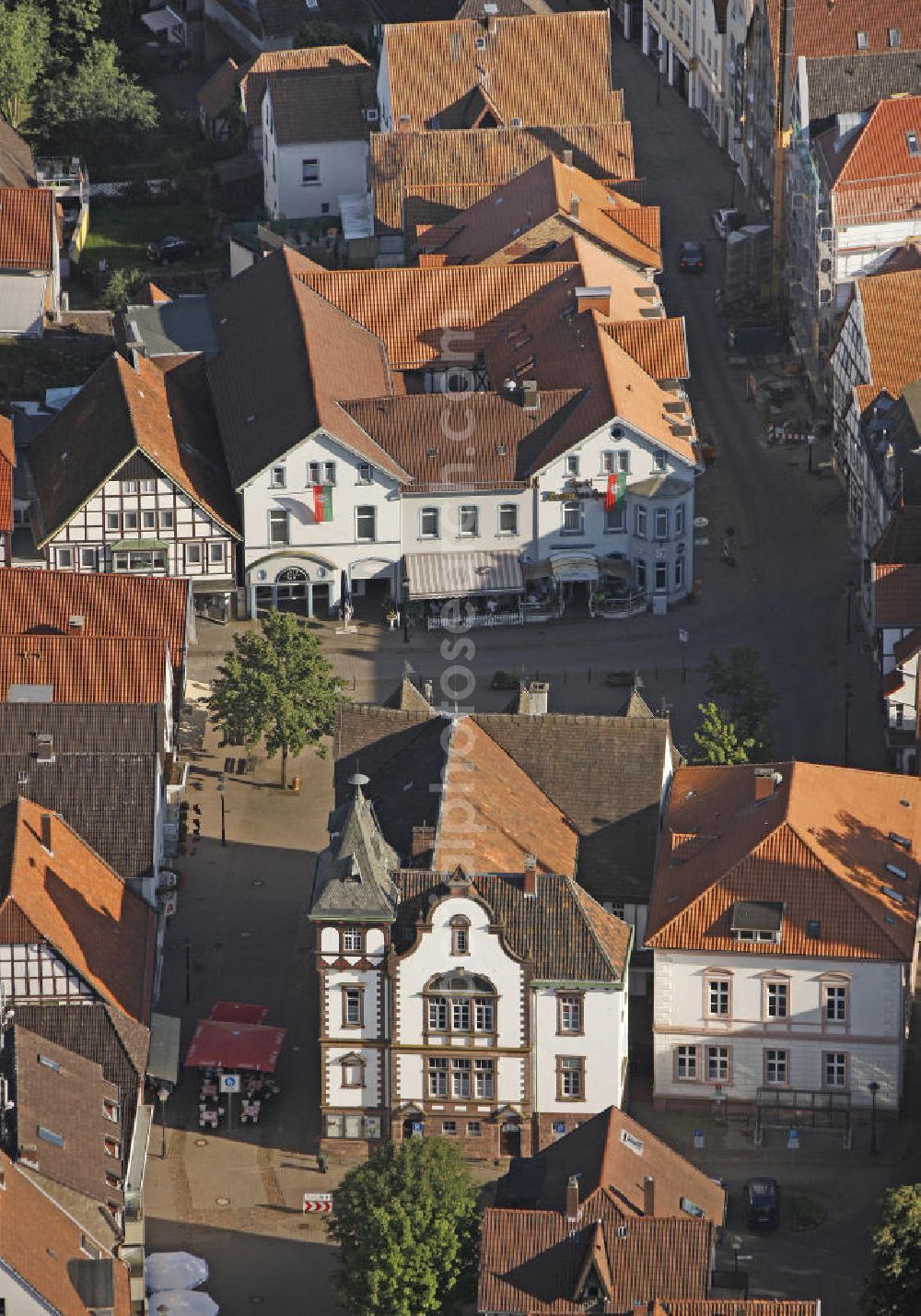 Blomberg from the bird's eye view: The town hall was built at the marketplace in 1587 by architect Hans Rade. The three half-timbered gables on the front were built in 1830. Upstairs is the town hall and the smaller meeting room, which is called Wilbasensaal