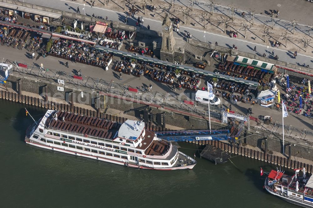 Düsseldorf from the bird's eye view: View of the Rathausufer, the Weissen-Flotte and some outdoor restaurants in Düsseldorf in the state North Rhine-Westphalia