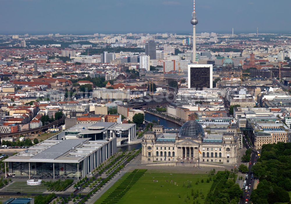 Aerial photograph Berlin - The Reichstag building in Berlin is seat of the German Bundestag since 1999