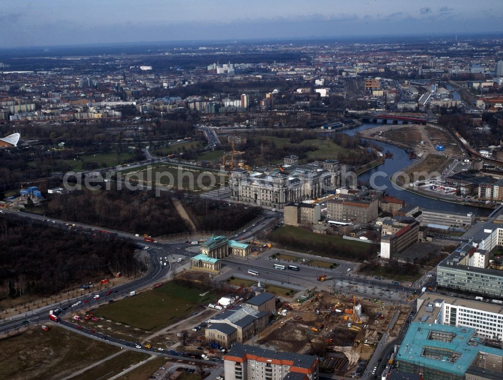 Berlin from the bird's eye view: The Reichstag building at the Republic Square in Berlin since 1999, seat of the German Parliament. Here without a dome. In the foreground is the Brandenburg Gate