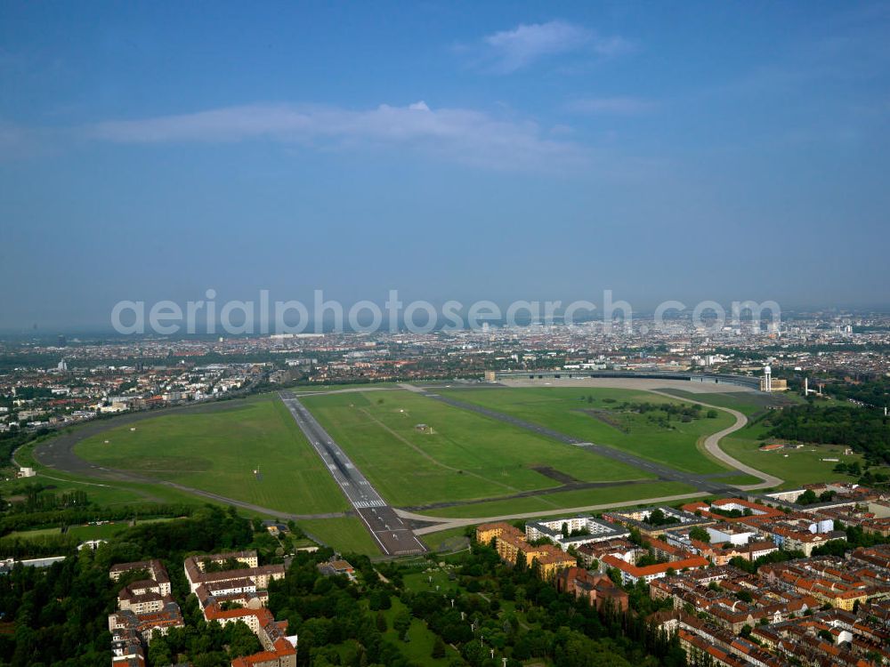 Berlin from the bird's eye view: View of the runway of the former airport Berlin-Tempelhof. By October 2008 it was one of three airports in the Berlin area. Today the site is used by the Berlin population as a recreational area