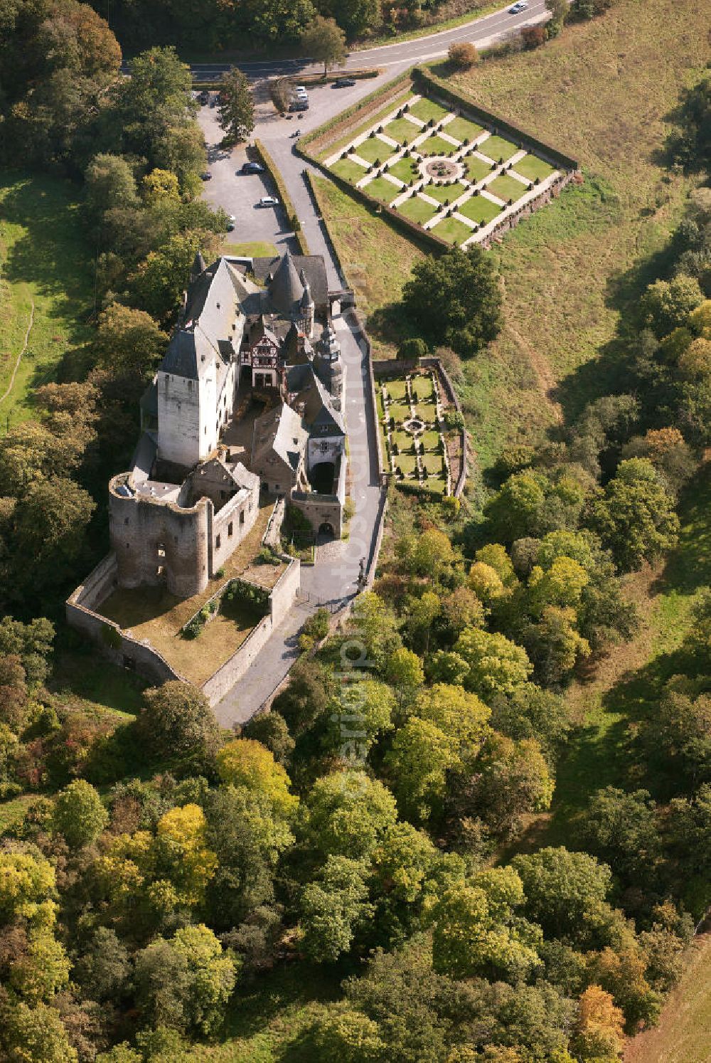 Aerial photograph Mayen - The castle Bürresheim stands in the Northwest of Mayen on a rocky outcrop in Nettetal. Bürresheim was built in the 12th century by its then owners, the noble and free Eberhard Mettfried. Today it is open for tours