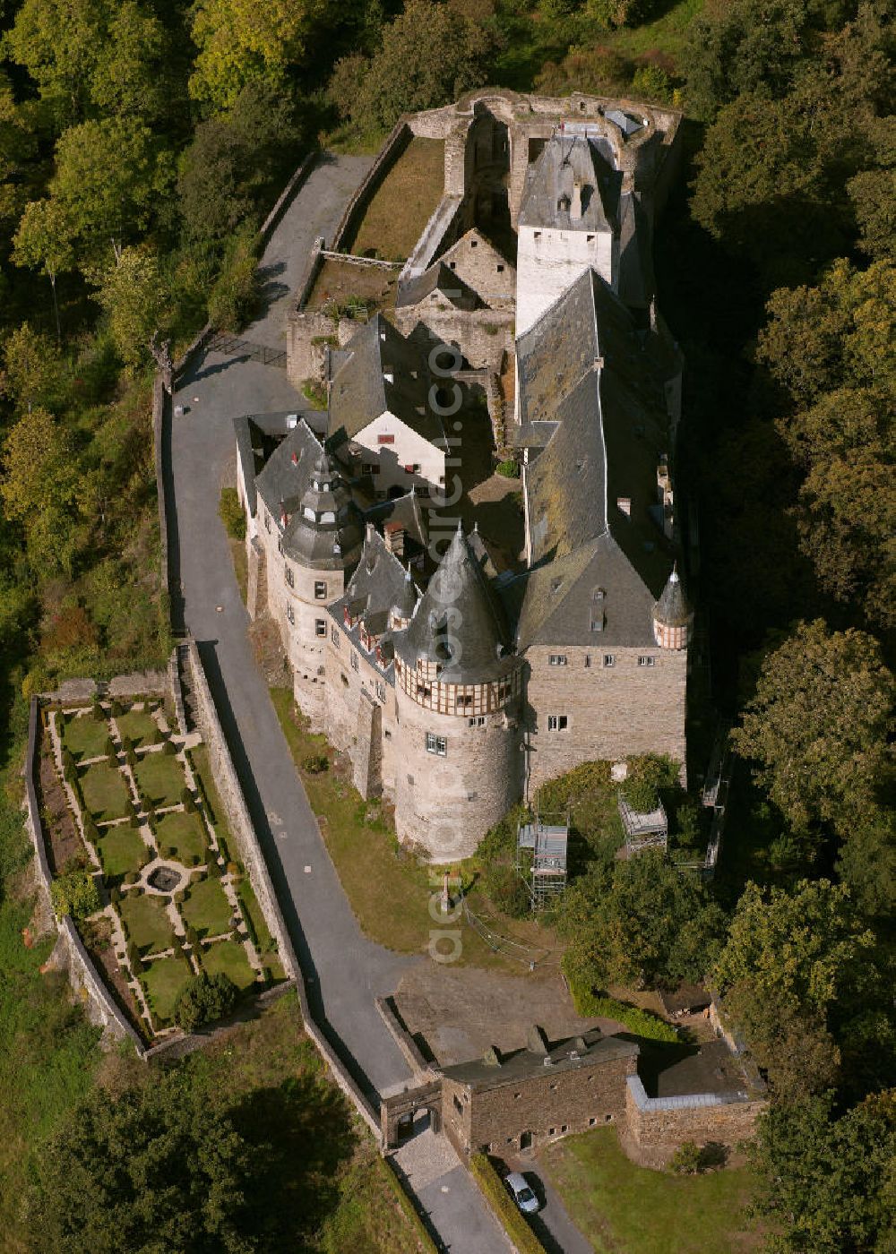 Mayen from the bird's eye view: The castle Bürresheim stands in the Northwest of Mayen on a rocky outcrop in Nettetal. Bürresheim was built in the 12th century by its then owners, the noble and free Eberhard Mettfried. Today it is open for tours