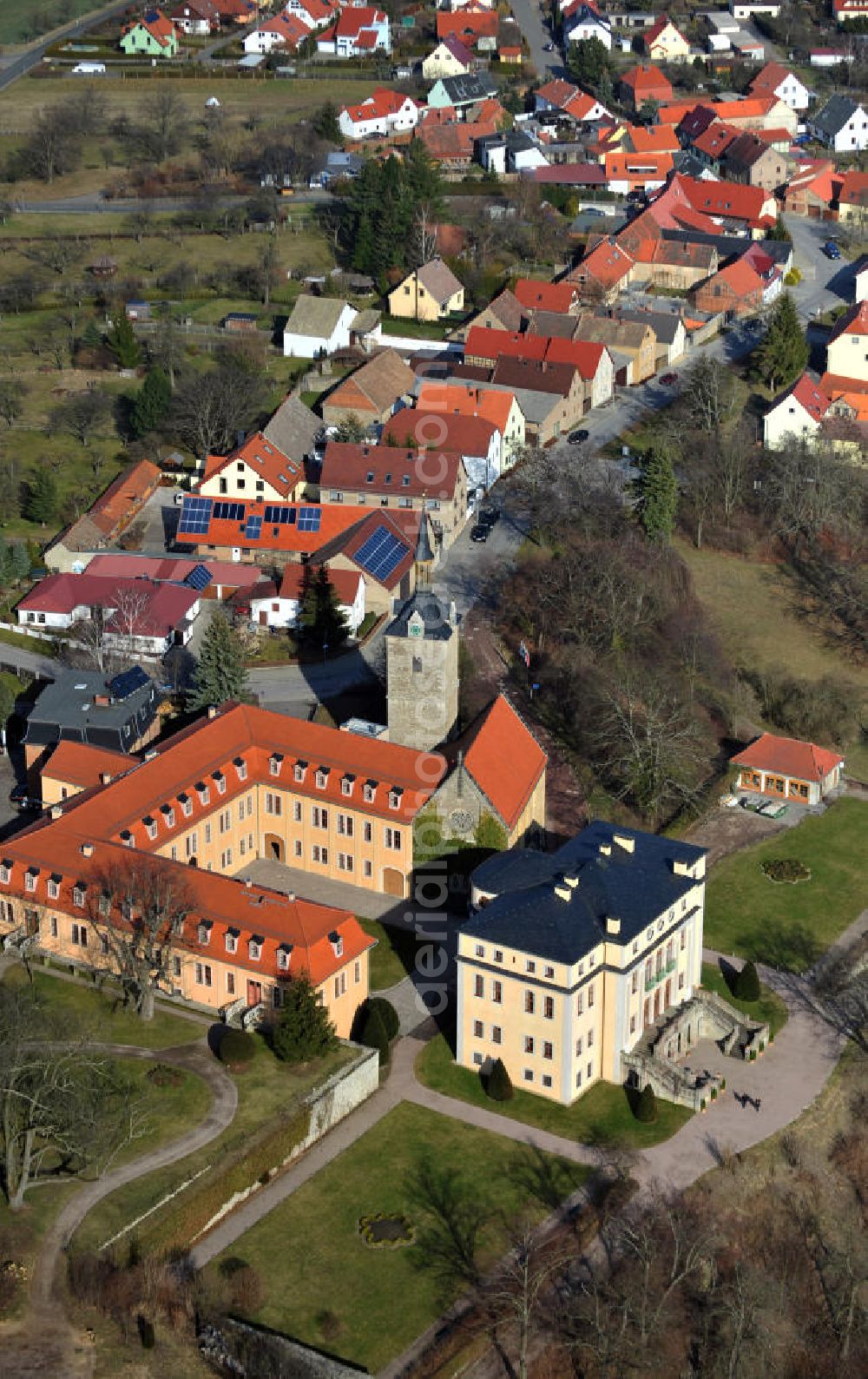 Aerial photograph Ettersburg - The castle Ettersburg is located on the Ettersberg, an elongated ridge. Since 1998 it belongs as a part of the ensemble Classical Weimar to the UNESCO World Heritage Sites. Duke Wilhelm Ernst of Saxe-Weimar built the castle between 1706 until 1712. The Cultural Office LaRete operates a project office in the castle, which can also be booked as a venue