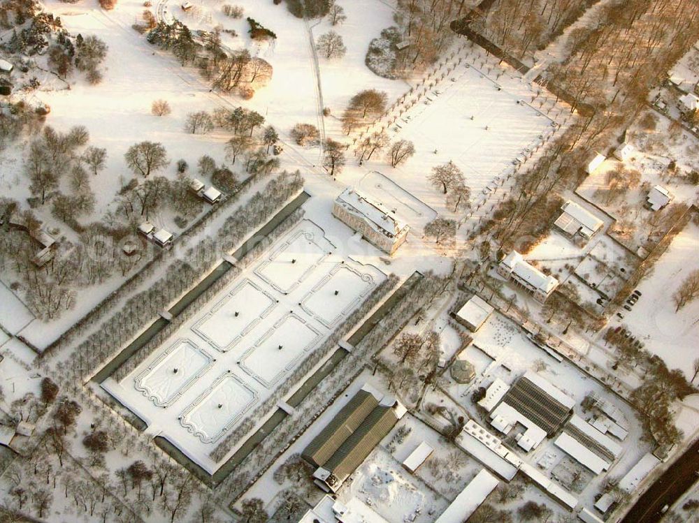 Berlin-Friedrichsfelde from the bird's eye view: /Berlin; Winterstimmung auf dem Schloß- und garten in Friedrichsfelde im Tierpark.