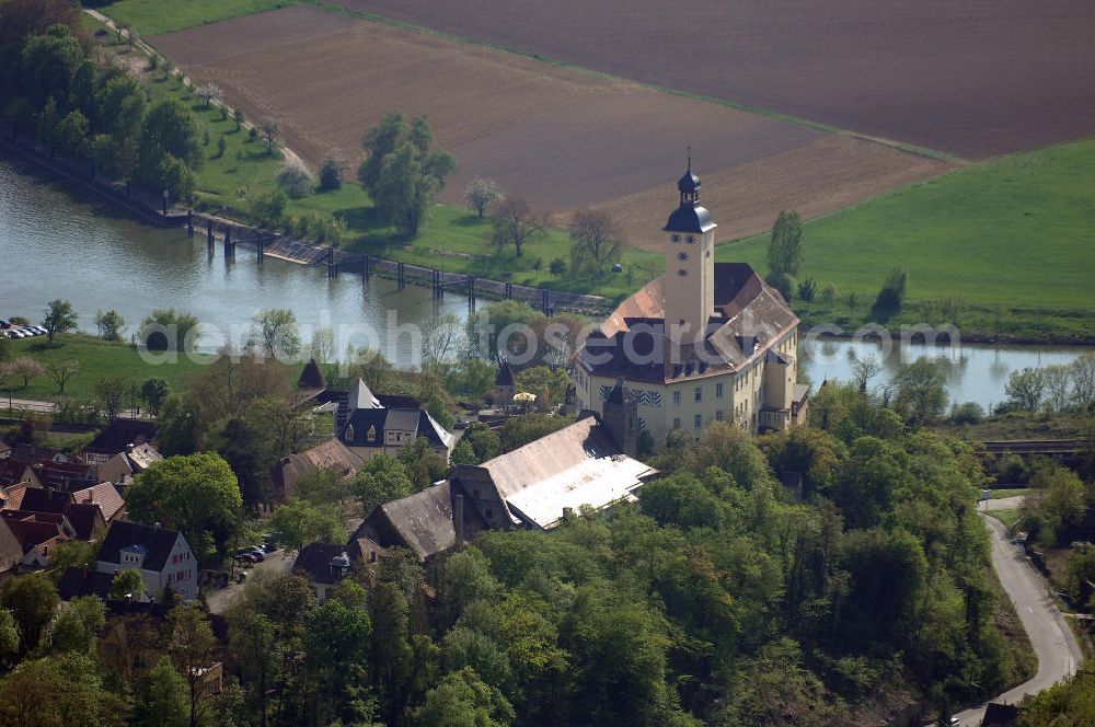 GUNDELSHEIM from the bird's eye view: , Blick auf Schloß Horneck. Die Burg über dem Neckar, sog. Meistertum des Deutschen Ordens, ist eine Stadtrandburg auf einem Bergsporn des Michaelsbergs, durch die Schindersklinge von der Stadt Gundelsheim getrennt. Im Schloss ist heute ein Alten- u.-Pflegeheim der Siebenbürger Sachsen untergebracht. Postanschrift: Schloß Horneck, 74831 Gundelsheim/Neckar, Tel.: 06269/42 10-0, Fax 06269/42 1010, Sekretariat: Fr. Kraus, Tel.: 06269/42 10-20