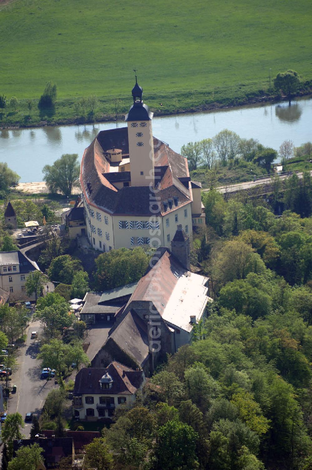 GUNDELSHEIM from above - , Blick auf Schloß Horneck. Die Burg über dem Neckar, sog. Meistertum des Deutschen Ordens, ist eine Stadtrandburg auf einem Bergsporn des Michaelsbergs, durch die Schindersklinge von der Stadt Gundelsheim getrennt. Im Schloss ist heute ein Alten- u.-Pflegeheim der Siebenbürger Sachsen untergebracht. Postanschrift: Schloß Horneck, 74831 Gundelsheim/Neckar, Tel.: 06269/42 10-0, Fax 06269/42 1010, Sekretariat: Fr. Kraus, Tel.: 06269/42 10-20