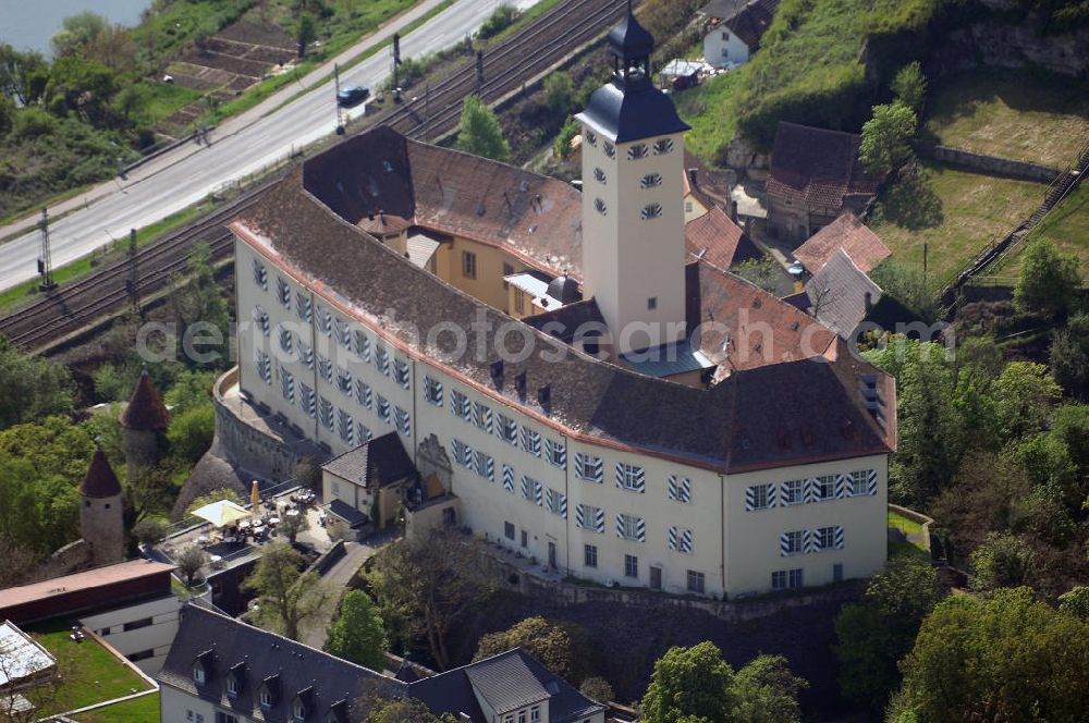 Aerial photograph GUNDELSHEIM - , Blick auf Schloß Horneck. Die Burg über dem Neckar, sog. Meistertum des Deutschen Ordens, ist eine Stadtrandburg auf einem Bergsporn des Michaelsbergs, durch die Schindersklinge von der Stadt Gundelsheim getrennt. Im Schloss ist heute ein Alten- u.-Pflegeheim der Siebenbürger Sachsen untergebracht. Postanschrift: Schloß Horneck, 74831 Gundelsheim/Neckar, Tel.: 06269/42 10-0, Fax 06269/42 1010, Sekretariat: Fr. Kraus, Tel.: 06269/42 10-20