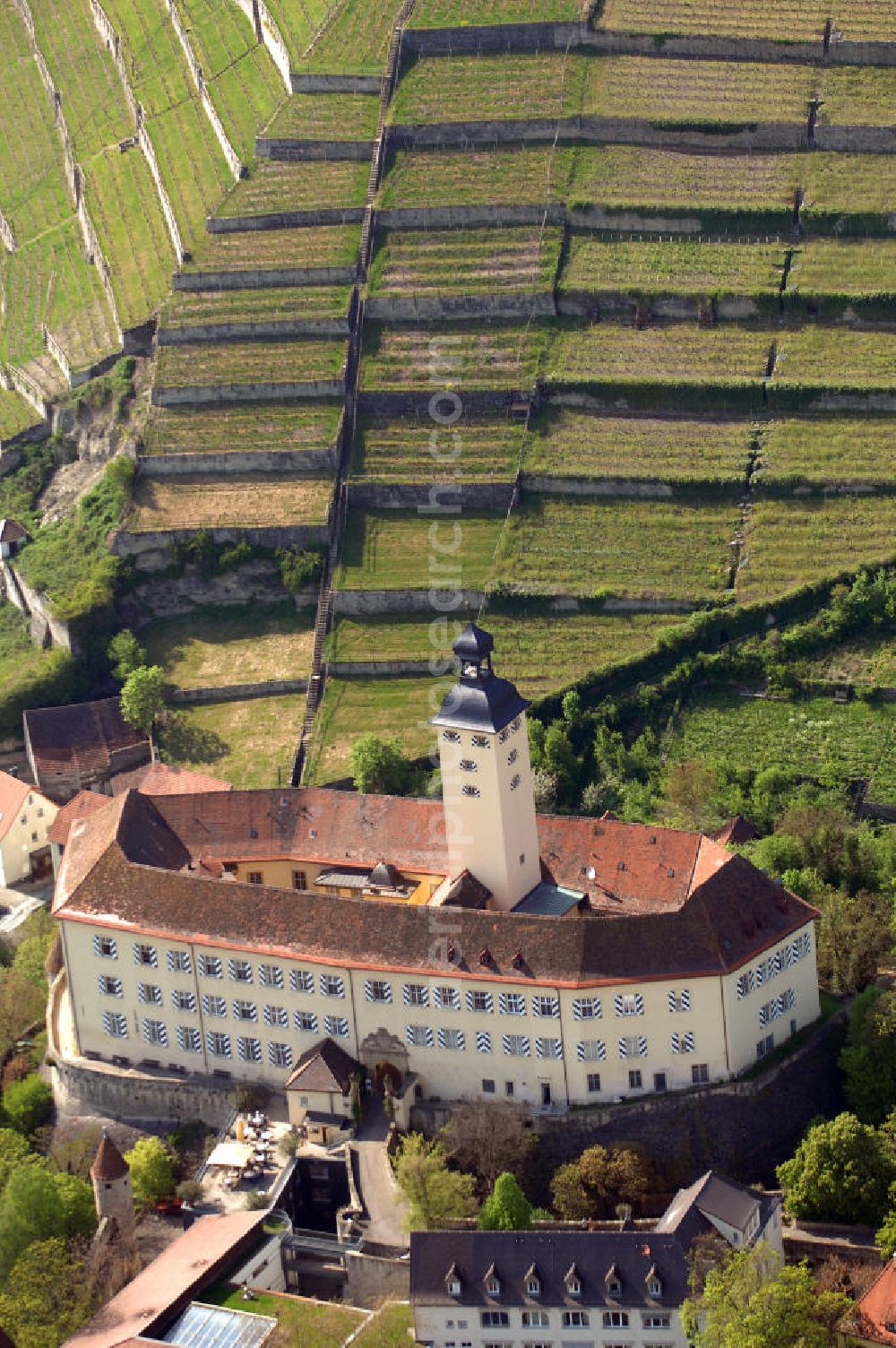 GUNDELSHEIM from above - , Blick auf Schloß Horneck. Die Burg über dem Neckar, sog. Meistertum des Deutschen Ordens, ist eine Stadtrandburg auf einem Bergsporn des Michaelsbergs, durch die Schindersklinge von der Stadt Gundelsheim getrennt. Im Schloss ist heute ein Alten- u.-Pflegeheim der Siebenbürger Sachsen untergebracht. Postanschrift: Schloß Horneck, 74831 Gundelsheim/Neckar, Tel.: 06269/42 10-0, Fax 06269/42 1010, Sekretariat: Fr. Kraus, Tel.: 06269/42 10-20