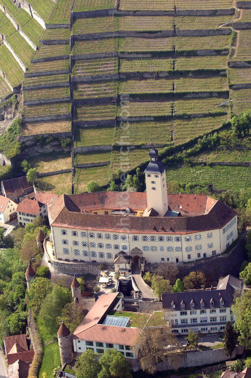 GUNDELSHEIM from the bird's eye view: , Blick auf Schloß Horneck. Die Burg über dem Neckar, sog. Meistertum des Deutschen Ordens, ist eine Stadtrandburg auf einem Bergsporn des Michaelsbergs, durch die Schindersklinge von der Stadt Gundelsheim getrennt. Im Schloss ist heute ein Alten- u.-Pflegeheim der Siebenbürger Sachsen untergebracht. Postanschrift: Schloß Horneck, 74831 Gundelsheim/Neckar, Tel.: 06269/42 10-0, Fax 06269/42 1010, Sekretariat: Fr. Kraus, Tel.: 06269/42 10-20