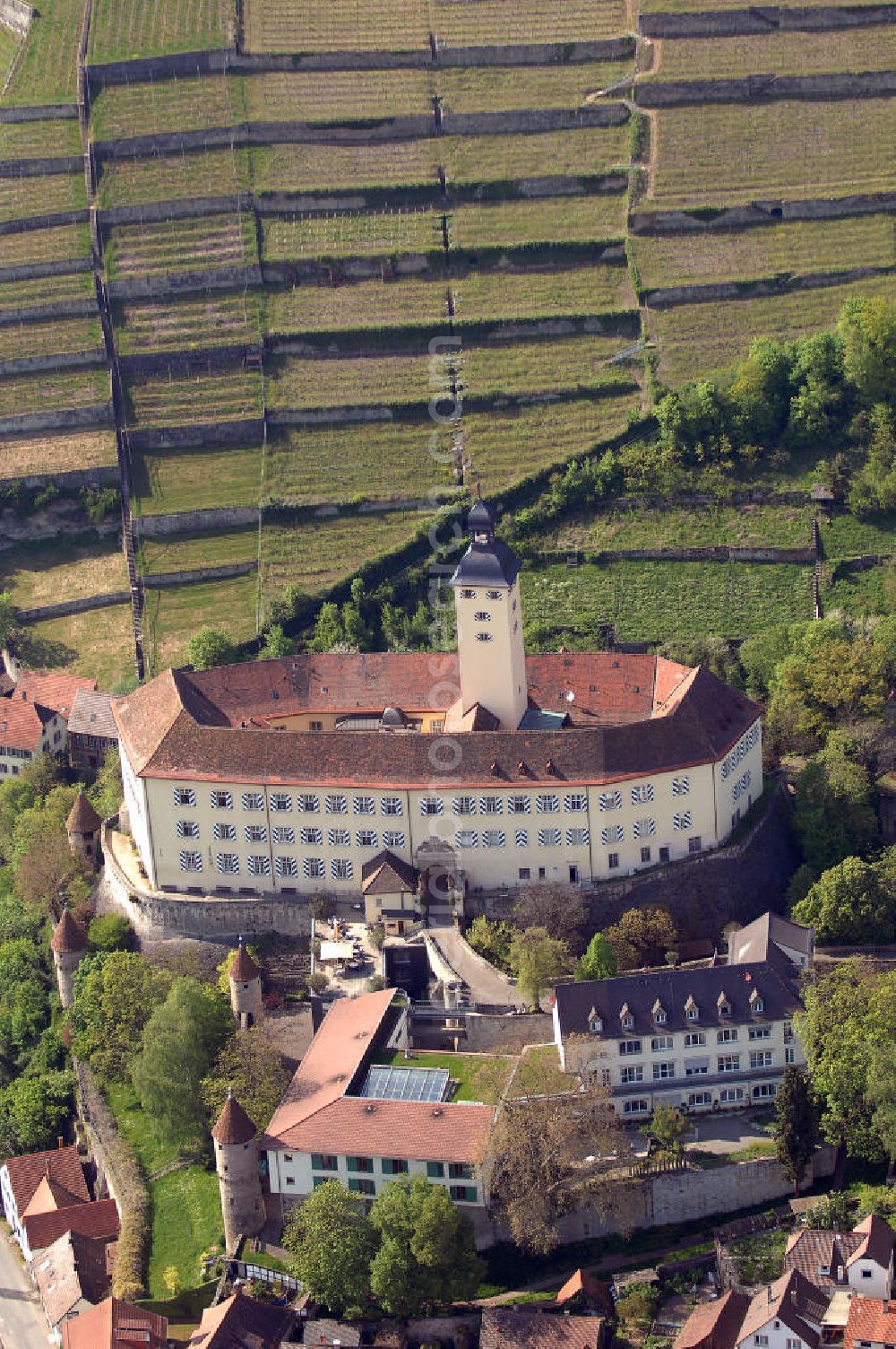 Aerial image GUNDELSHEIM - , Blick auf Schloß Horneck. Die Burg über dem Neckar, sog. Meistertum des Deutschen Ordens, ist eine Stadtrandburg auf einem Bergsporn des Michaelsbergs, durch die Schindersklinge von der Stadt Gundelsheim getrennt. Im Schloss ist heute ein Alten- u.-Pflegeheim der Siebenbürger Sachsen untergebracht. Postanschrift: Schloß Horneck, 74831 Gundelsheim/Neckar, Tel.: 06269/42 10-0, Fax 06269/42 1010, Sekretariat: Fr. Kraus, Tel.: 06269/42 10-20