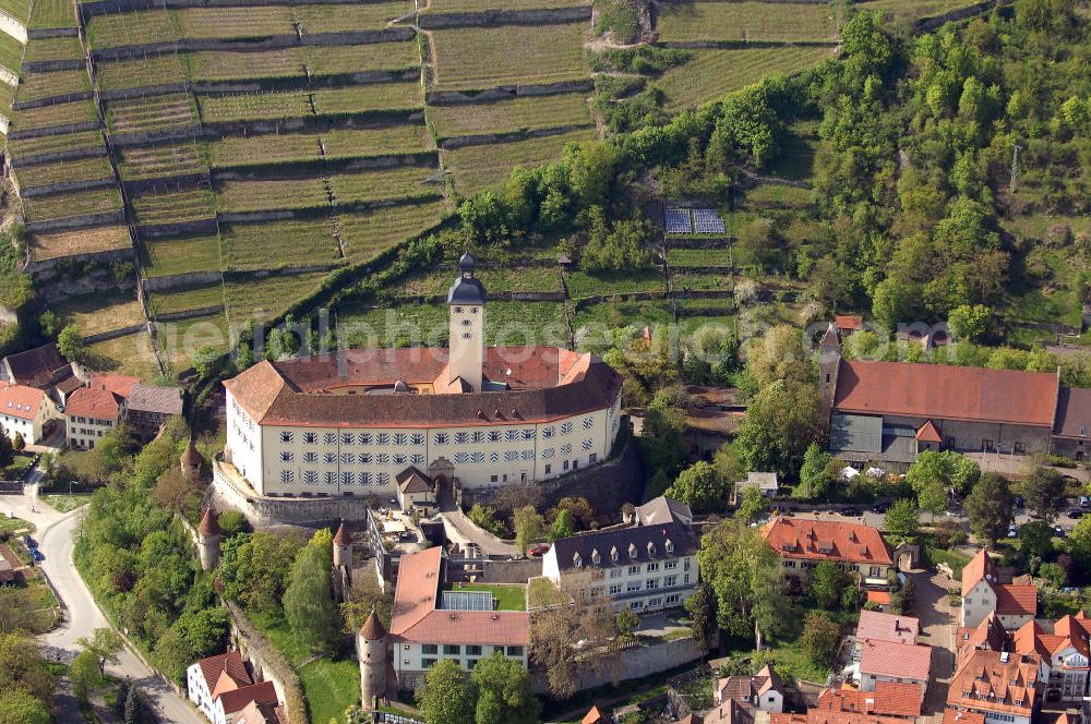 GUNDELSHEIM from above - , Blick auf Schloß Horneck. Die Burg über dem Neckar, sog. Meistertum des Deutschen Ordens, ist eine Stadtrandburg auf einem Bergsporn des Michaelsbergs, durch die Schindersklinge von der Stadt Gundelsheim getrennt. Im Schloss ist heute ein Alten- u.-Pflegeheim der Siebenbürger Sachsen untergebracht. Postanschrift: Schloß Horneck, 74831 Gundelsheim/Neckar, Tel.: 06269/42 10-0, Fax 06269/42 1010, Sekretariat: Fr. Kraus, Tel.: 06269/42 10-20