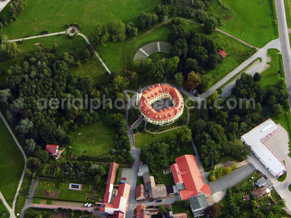 Aerial photograph Jessen - 27.08.2005 Jessen; 1156 erwarben die Grafen von Brehna das Land an der Mittelelbe und Schwarzen Elster, die Mark Landsberg, als Lehen des Magdeburger Erzbistums und damit auch die Burg Jezzant(Jessen). Mit großer Wahrscheinlichkeit ist die Burg auf Resten einer vormaligen Burgwallanlage errichtet worden. Schloss Jessen ist seit 1999 Sitz der Stadtverwaltung .