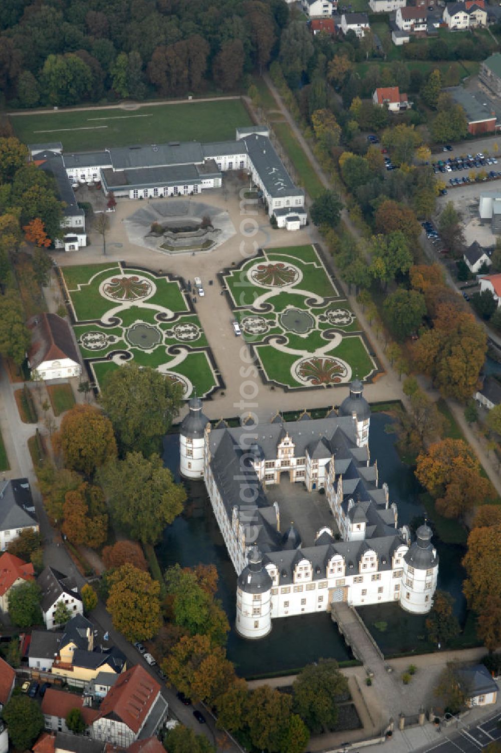 Aerial photograph Padaborn - Blick auf das Schloss Neuhaus. Das Wasserschloss wurde im 14. Jahrhundert im Renaissancestil erbaut und war eine bischöfliche Residenz. Heute befindet sich eine Realschule in dem Gebäude. Die Parkanlage wird von den drei Flüßen Pader, Lippe und Alme umschlossen. Kontakt: