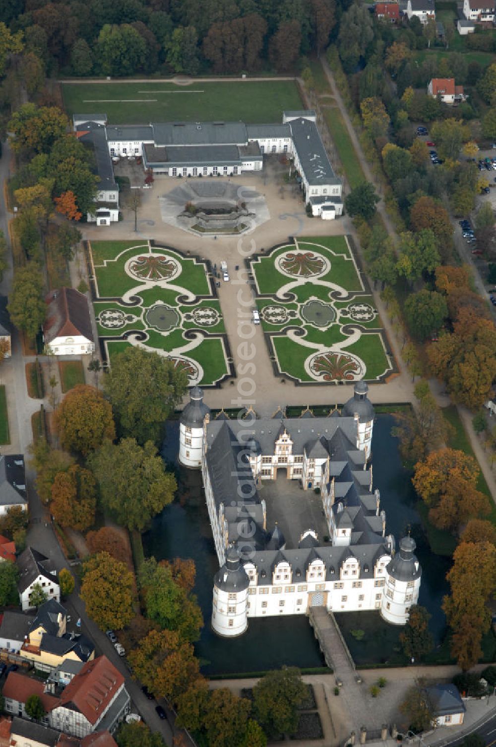 Padaborn from above - Blick auf das Schloss Neuhaus. Das Wasserschloss wurde im 14. Jahrhundert im Renaissancestil erbaut und war eine bischöfliche Residenz. Heute befindet sich eine Realschule in dem Gebäude. Die Parkanlage wird von den drei Flüßen Pader, Lippe und Alme umschlossen. Kontakt: