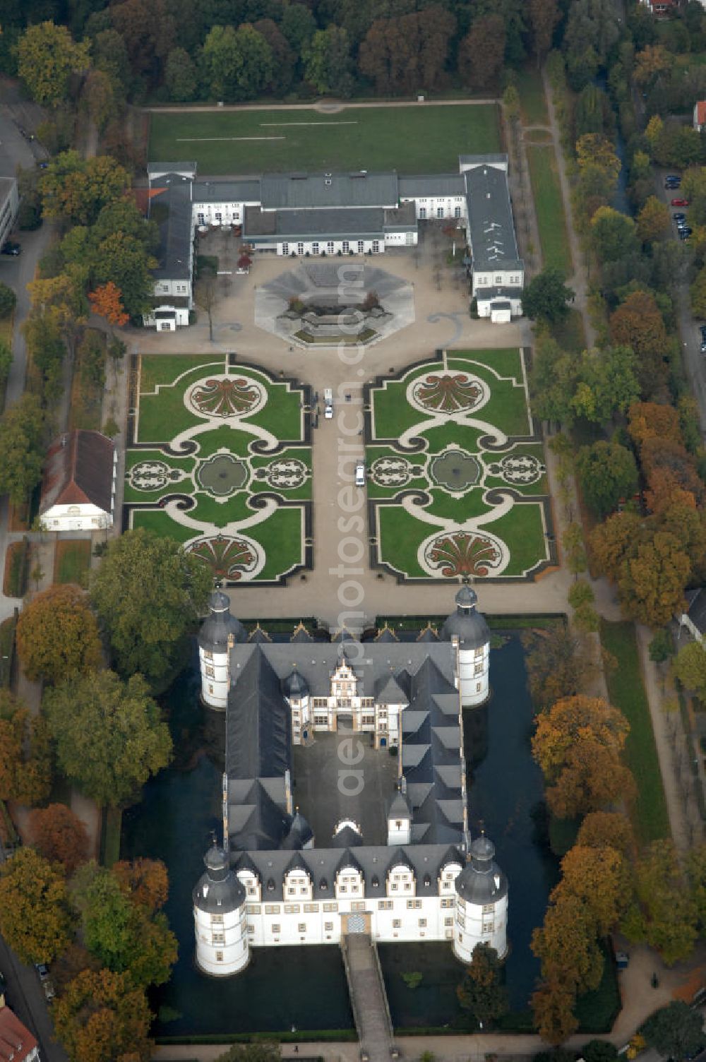 Padaborn from the bird's eye view: Blick auf das Schloss Neuhaus. Das Wasserschloss wurde im 14. Jahrhundert im Renaissancestil erbaut und war eine bischöfliche Residenz. Heute befindet sich eine Realschule in dem Gebäude. Die Parkanlage wird von den drei Flüßen Pader, Lippe und Alme umschlossen. Kontakt: