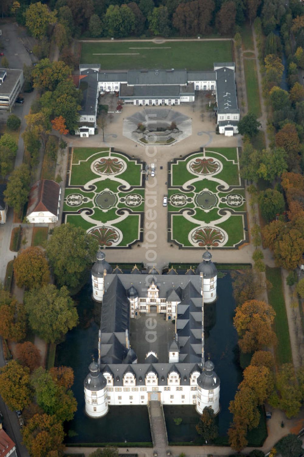 Aerial image Padaborn - Blick auf das Schloss Neuhaus. Das Wasserschloss wurde im 14. Jahrhundert im Renaissancestil erbaut und war eine bischöfliche Residenz. Heute befindet sich eine Realschule in dem Gebäude. Die Parkanlage wird von den drei Flüßen Pader, Lippe und Alme umschlossen. Kontakt: