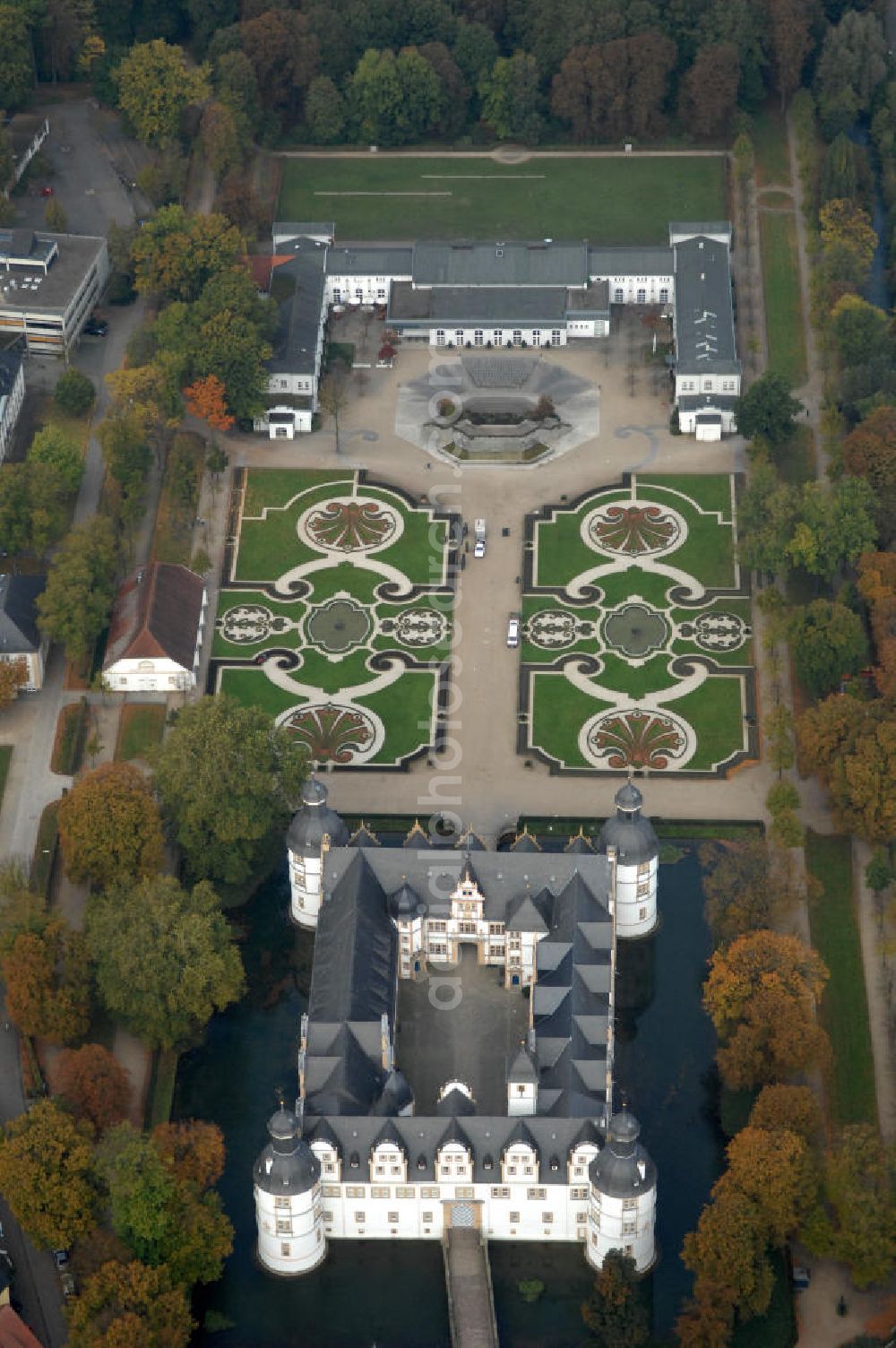 Aerial photograph Padaborn - Blick auf das Schloss Neuhaus. Das Wasserschloss wurde im 14. Jahrhundert im Renaissancestil erbaut und war eine bischöfliche Residenz. Heute befindet sich eine Realschule in dem Gebäude. Die Parkanlage wird von den drei Flüßen Pader, Lippe und Alme umschlossen. Kontakt: