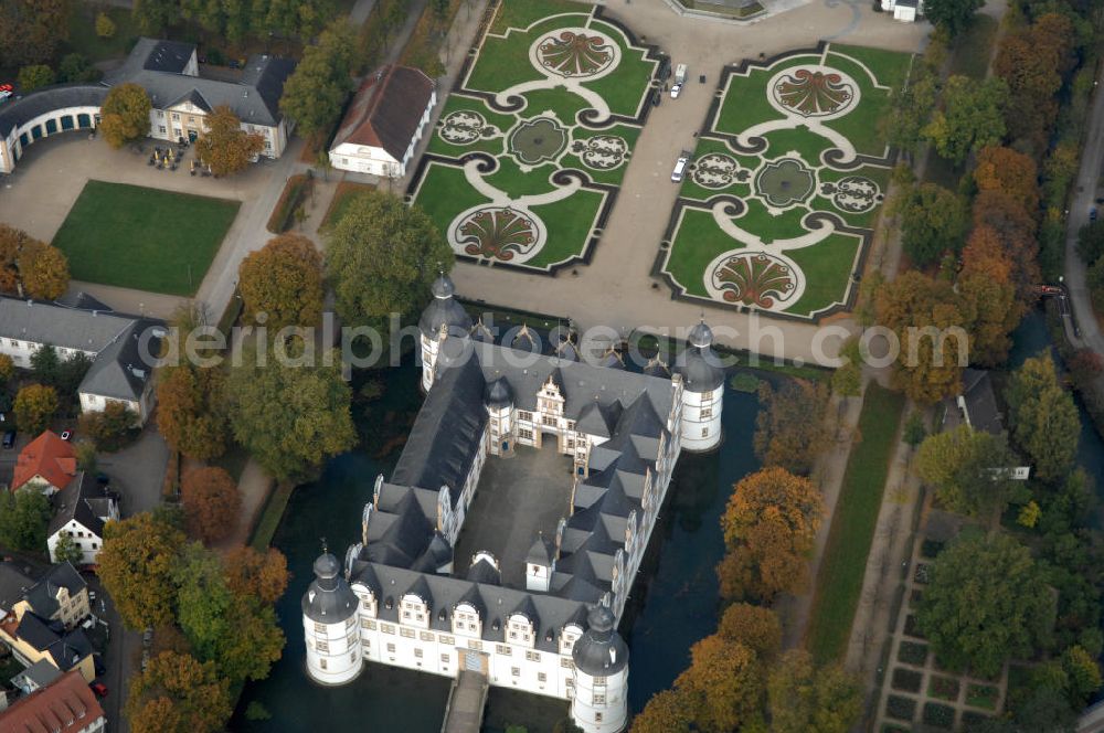 Padaborn from above - Blick auf das Schloss Neuhaus. Das Wasserschloss wurde im 14. Jahrhundert im Renaissancestil erbaut und war eine bischöfliche Residenz. Heute befindet sich eine Realschule in dem Gebäude. Die Parkanlage wird von den drei Flüßen Pader, Lippe und Alme umschlossen. Kontakt: