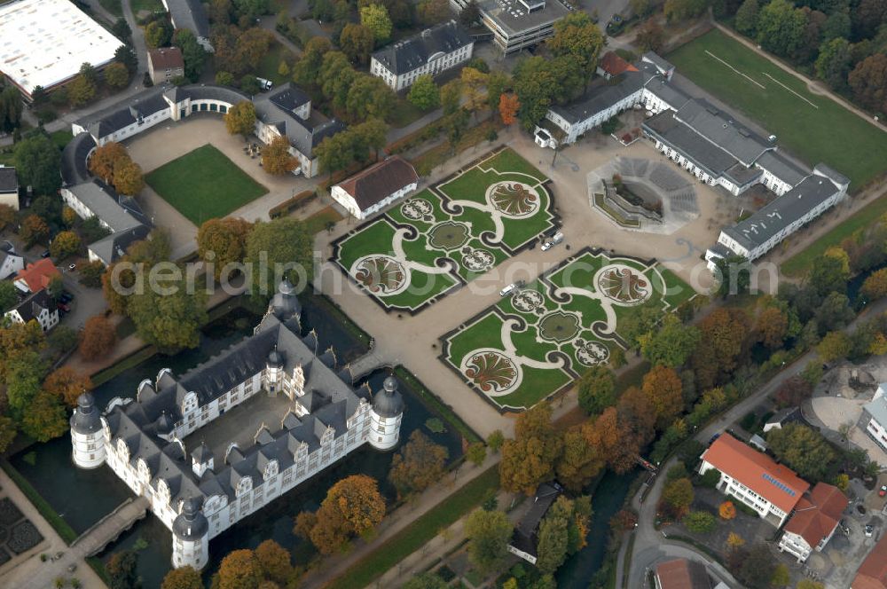 Padaborn from the bird's eye view: Blick auf das Schloss Neuhaus. Das Wasserschloss wurde im 14. Jahrhundert im Renaissancestil erbaut und war eine bischöfliche Residenz. Heute befindet sich eine Realschule in dem Gebäude. Die Parkanlage wird von den drei Flüßen Pader, Lippe und Alme umschlossen. Kontakt: