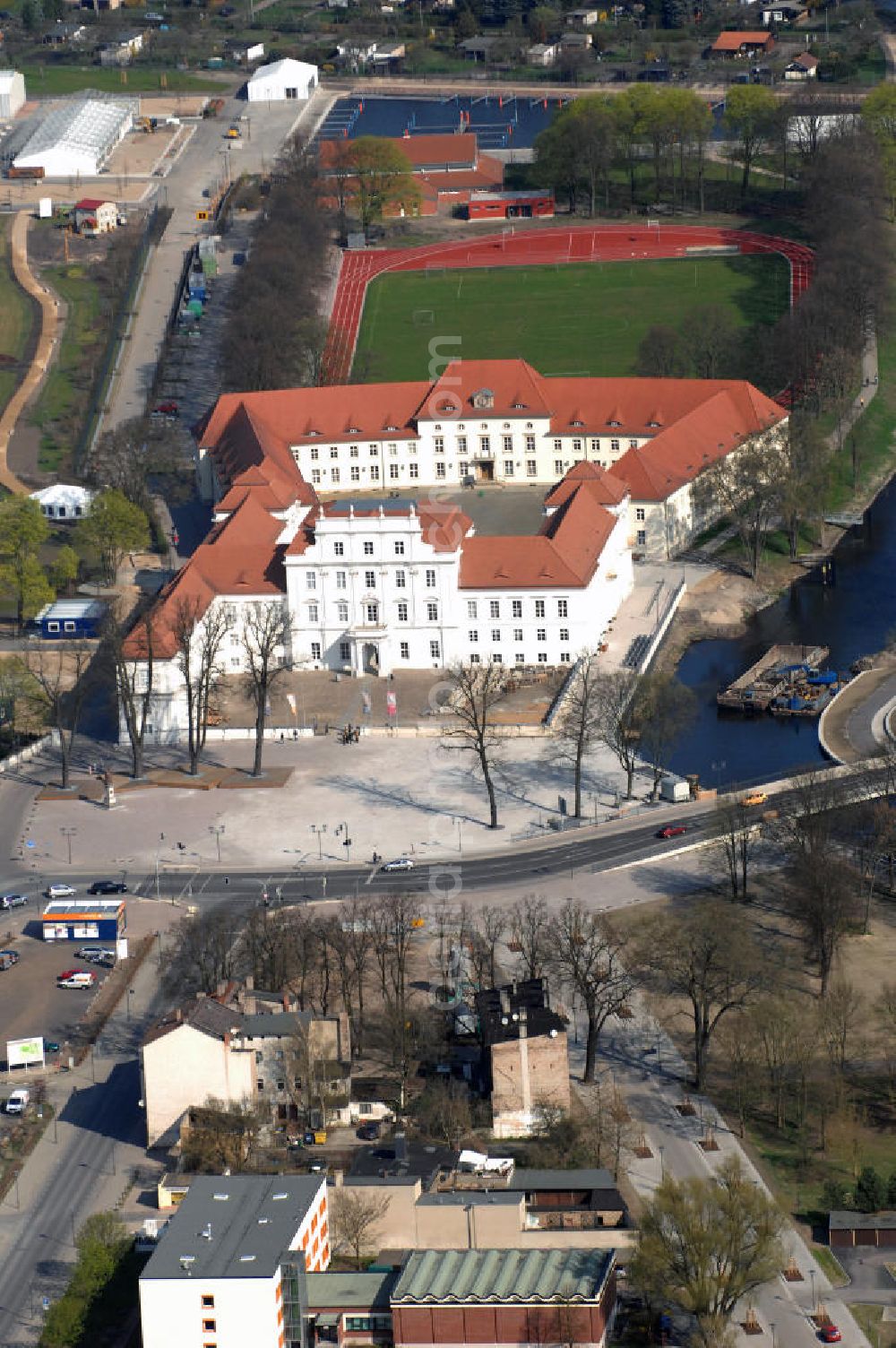 Aerial photograph ORANIENBURG - Blick auf das Schloss Oranienburg mit dem Gelände der Landesgartenschau. Das Schloss Oranienburg ist das älteste Barockschloss in der Mark Brandenburg. Bis 1999 wurde das Gebäude umfassend saniert und restauriert. Als bedeutsam erachtete historische Räume konnten wiederhergestellt werden, u.a. der Orange Saal. Das Schloss wird seitdem von der Stadtverwaltung genutzt und beherbergt das Schlossmuseum, getragen von der Stiftung preußischer Schlösser und Gärten und dem Kreismuseum Oranienburg. Oranienburg richtet unter dem Motto „Traumlandschaften einer Kurfürstin“ die brandenburgische Landesgartenschau 2009 aus. Geöffnet ist die Landesgartenschau vom 25. April bis zum 18. Oktober 2009. Kontakt: Schlossmuseum Oranienburg: Jörg Kirschstein, Abteilung Schlossmanagement, Schlossbereichsleiter, Schlossplatz 1, 16515 Oranienburg, Tel. +49 (0)3301 53 74 37/ -38, Fax +49 (0)3301 53 74 39,