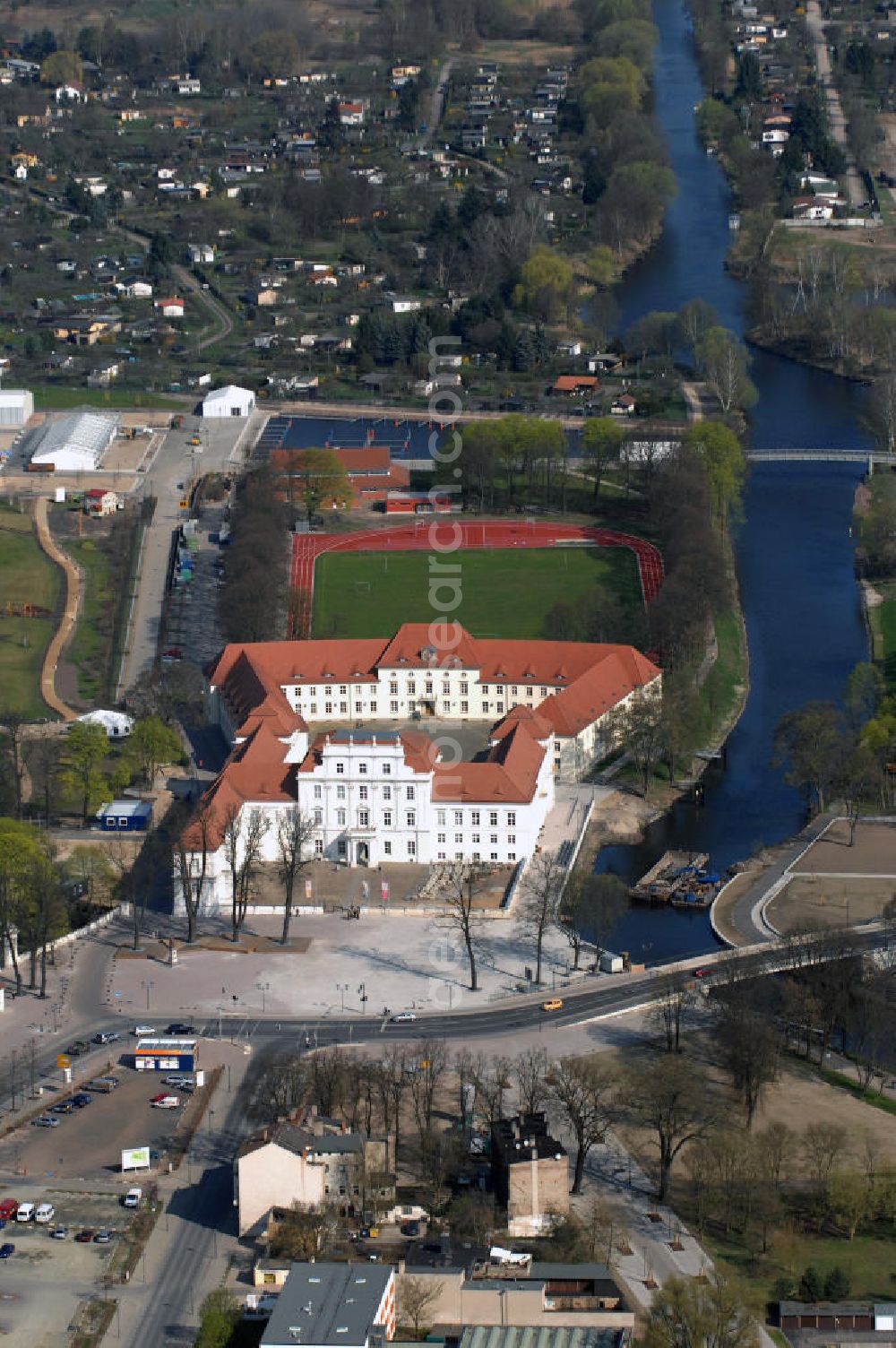 ORANIENBURG from above - Blick auf das Schloss Oranienburg mit dem Gelände der Landesgartenschau. Das Schloss Oranienburg ist das älteste Barockschloss in der Mark Brandenburg. Bis 1999 wurde das Gebäude umfassend saniert und restauriert. Als bedeutsam erachtete historische Räume konnten wiederhergestellt werden, u.a. der Orange Saal. Das Schloss wird seitdem von der Stadtverwaltung genutzt und beherbergt das Schlossmuseum, getragen von der Stiftung preußischer Schlösser und Gärten und dem Kreismuseum Oranienburg. Oranienburg richtet unter dem Motto „Traumlandschaften einer Kurfürstin“ die brandenburgische Landesgartenschau 2009 aus. Geöffnet ist die Landesgartenschau vom 25. April bis zum 18. Oktober 2009. Kontakt: Schlossmuseum Oranienburg: Jörg Kirschstein, Abteilung Schlossmanagement, Schlossbereichsleiter, Schlossplatz 1, 16515 Oranienburg, Tel. +49 (0)3301 53 74 37/ -38, Fax +49 (0)3301 53 74 39,