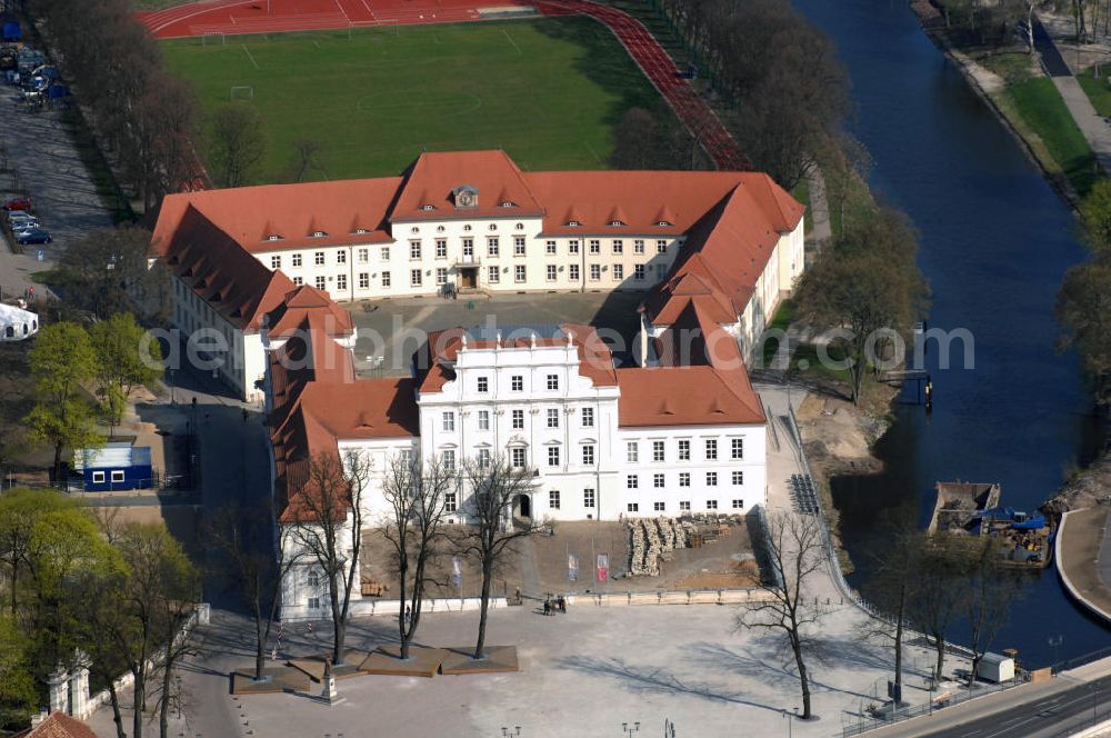 ORANIENBURG from the bird's eye view: Blick auf das Schloss Oranienburg mit dem Gelände der Landesgartenschau. Das Schloss Oranienburg ist das älteste Barockschloss in der Mark Brandenburg. Bis 1999 wurde das Gebäude umfassend saniert und restauriert. Als bedeutsam erachtete historische Räume konnten wiederhergestellt werden, u.a. der Orange Saal. Das Schloss wird seitdem von der Stadtverwaltung genutzt und beherbergt das Schlossmuseum, getragen von der Stiftung preußischer Schlösser und Gärten und dem Kreismuseum Oranienburg. Oranienburg richtet unter dem Motto „Traumlandschaften einer Kurfürstin“ die brandenburgische Landesgartenschau 2009 aus. Geöffnet ist die Landesgartenschau vom 25. April bis zum 18. Oktober 2009. Kontakt: Schlossmuseum Oranienburg: Jörg Kirschstein, Abteilung Schlossmanagement, Schlossbereichsleiter, Schlossplatz 1, 16515 Oranienburg, Tel. +49 (0)3301 53 74 37/ -38, Fax +49 (0)3301 53 74 39,