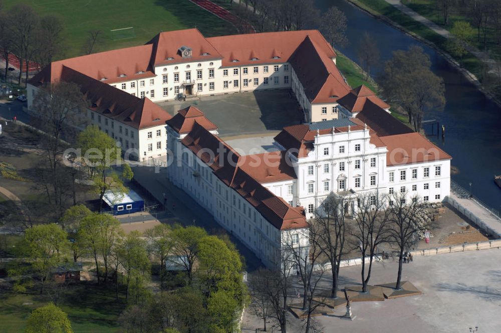 Aerial image ORANIENBURG - Blick auf das Schloss Oranienburg mit dem Gelände der Landesgartenschau. Das Schloss Oranienburg ist das älteste Barockschloss in der Mark Brandenburg. Bis 1999 wurde das Gebäude umfassend saniert und restauriert. Als bedeutsam erachtete historische Räume konnten wiederhergestellt werden, u.a. der Orange Saal. Das Schloss wird seitdem von der Stadtverwaltung genutzt und beherbergt das Schlossmuseum, getragen von der Stiftung preußischer Schlösser und Gärten und dem Kreismuseum Oranienburg. Oranienburg richtet unter dem Motto „Traumlandschaften einer Kurfürstin“ die brandenburgische Landesgartenschau 2009 aus. Geöffnet ist die Landesgartenschau vom 25. April bis zum 18. Oktober 2009. Kontakt: Schlossmuseum Oranienburg: Jörg Kirschstein, Abteilung Schlossmanagement, Schlossbereichsleiter, Schlossplatz 1, 16515 Oranienburg, Tel. +49 (0)3301 53 74 37/ -38, Fax +49 (0)3301 53 74 39,