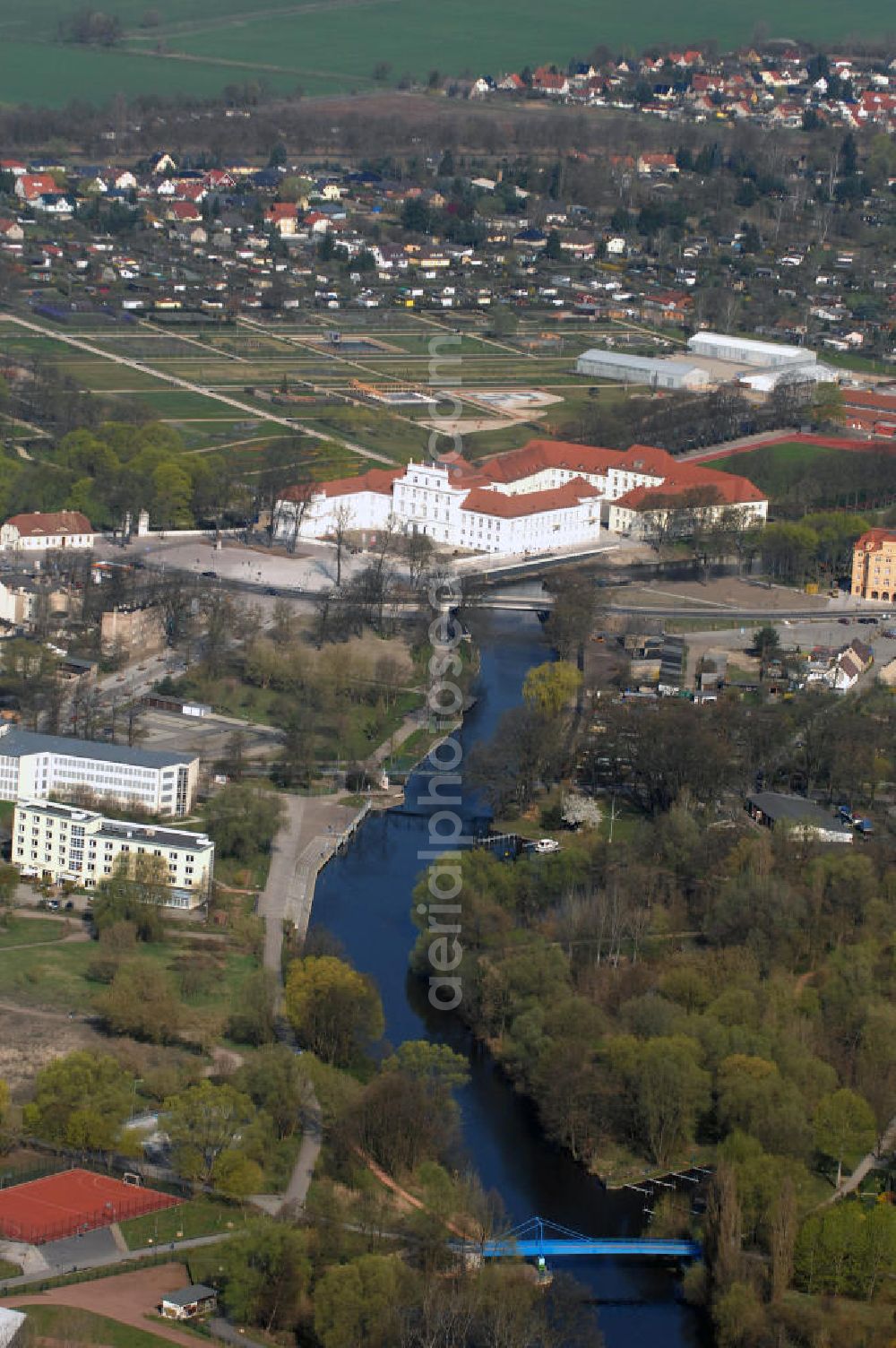 Aerial image ORANIENBURG - Blick auf das Schloss Oranienburg mit dem Gelände der Landesgartenschau. Das Schloss Oranienburg ist das älteste Barockschloss in der Mark Brandenburg. Bis 1999 wurde das Gebäude umfassend saniert und restauriert. Als bedeutsam erachtete historische Räume konnten wiederhergestellt werden, u.a. der Orange Saal. Das Schloss wird seitdem von der Stadtverwaltung genutzt und beherbergt das Schlossmuseum, getragen von der Stiftung preußischer Schlösser und Gärten und dem Kreismuseum Oranienburg. Oranienburg richtet unter dem Motto „Traumlandschaften einer Kurfürstin“ die brandenburgische Landesgartenschau 2009 aus. Geöffnet ist die Landesgartenschau vom 25. April bis zum 18. Oktober 2009. Kontakt: Schlossmuseum Oranienburg: Jörg Kirschstein, Abteilung Schlossmanagement, Schlossbereichsleiter, Schlossplatz 1, 16515 Oranienburg, Tel. +49 (0)3301 53 74 37/ -38, Fax +49 (0)3301 53 74 39,