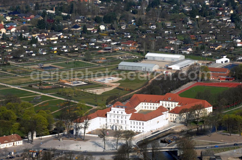 ORANIENBURG from above - Blick auf das Schloss Oranienburg mit dem Gelände der Landesgartenschau. Das Schloss Oranienburg ist das älteste Barockschloss in der Mark Brandenburg. Bis 1999 wurde das Gebäude umfassend saniert und restauriert. Als bedeutsam erachtete historische Räume konnten wiederhergestellt werden, u.a. der Orange Saal. Das Schloss wird seitdem von der Stadtverwaltung genutzt und beherbergt das Schlossmuseum, getragen von der Stiftung preußischer Schlösser und Gärten und dem Kreismuseum Oranienburg. Oranienburg richtet unter dem Motto „Traumlandschaften einer Kurfürstin“ die brandenburgische Landesgartenschau 2009 aus. Geöffnet ist die Landesgartenschau vom 25. April bis zum 18. Oktober 2009. Kontakt: Schlossmuseum Oranienburg: Jörg Kirschstein, Abteilung Schlossmanagement, Schlossbereichsleiter, Schlossplatz 1, 16515 Oranienburg, Tel. +49 (0)3301 53 74 37/ -38, Fax +49 (0)3301 53 74 39,