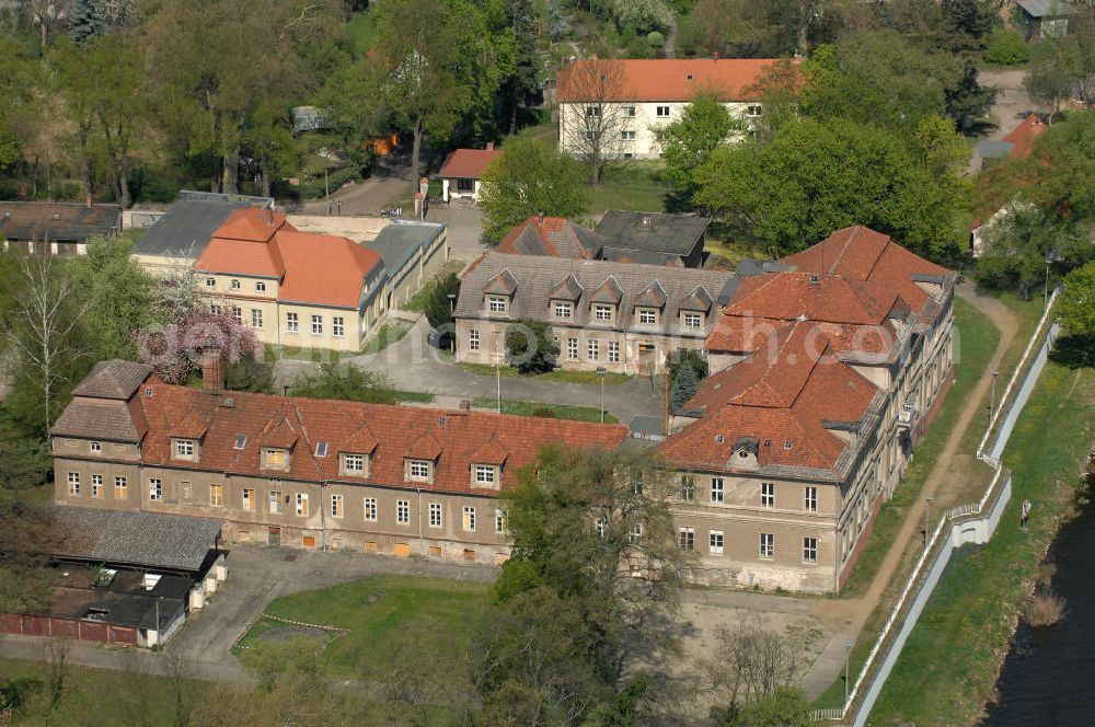 Aerial photograph Brandenburg an der Havel - Blick auf das Schloss Plaue. Es wurde zwischen 1711 und 1716 auf den Fundamenten einer alten Anlage gebaut und besitzt eine schlosseigene Kapelle. Im 2. Weltkrieg wurde das denkmalgeschützte Schloss schwer beschädigt und seit 1993 steht es leer. Kontakt Schloss Plaue GmbH i.G., Schloßstraße 27a, 14774 Brandenburg an der Havel, Tel. 03381 410 80 77,