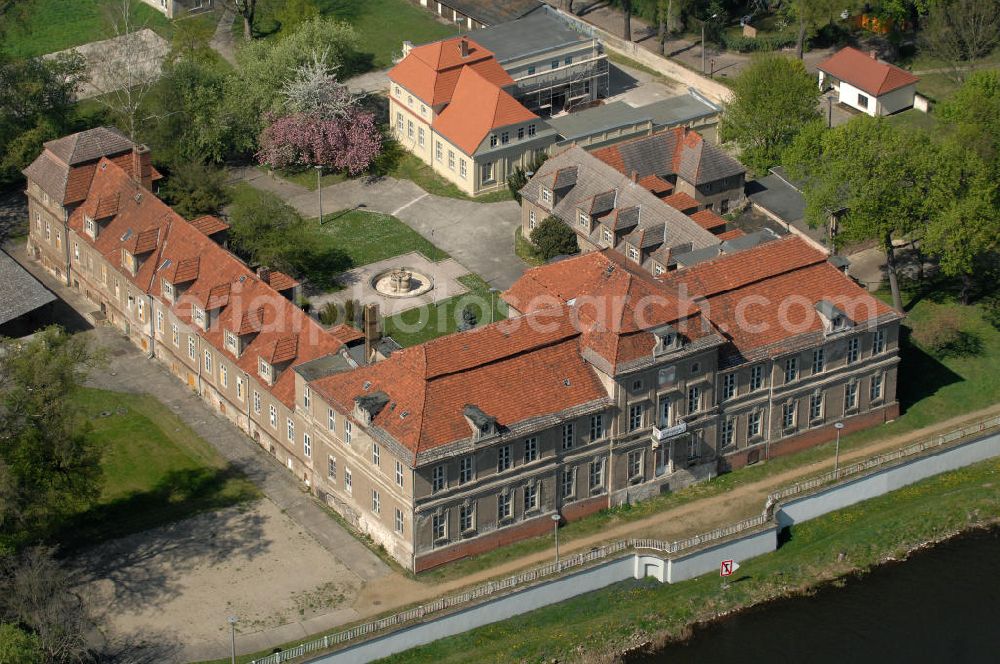 Brandenburg an der Havel from above - Blick auf das Schloss Plaue. Es wurde zwischen 1711 und 1716 auf den Fundamenten einer alten Anlage gebaut und besitzt eine schlosseigene Kapelle. Im 2. Weltkrieg wurde das denkmalgeschützte Schloss schwer beschädigt und seit 1993 steht es leer. Kontakt Schloss Plaue GmbH i.G., Schloßstraße 27a, 14774 Brandenburg an der Havel, Tel. 03381 410 80 77,