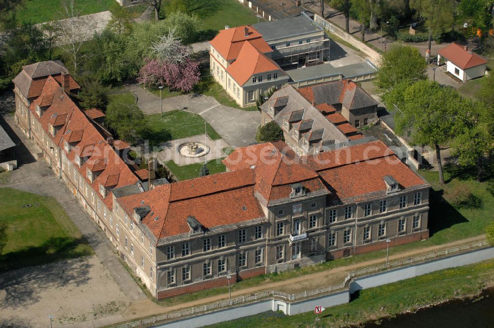 Brandenburg an der Havel from the bird's eye view: Blick auf das Schloss Plaue. Es wurde zwischen 1711 und 1716 auf den Fundamenten einer alten Anlage gebaut und besitzt eine schlosseigene Kapelle. Im 2. Weltkrieg wurde das denkmalgeschützte Schloss schwer beschädigt und seit 1993 steht es leer. Kontakt Schloss Plaue GmbH i.G., Schloßstraße 27a, 14774 Brandenburg an der Havel, Tel. 03381 410 80 77,