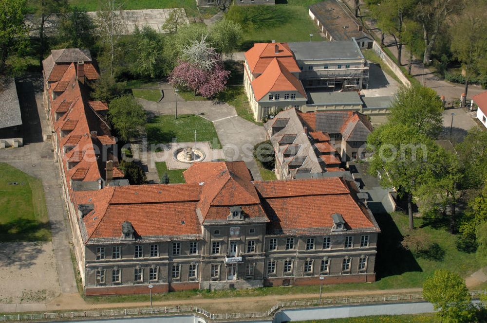 Aerial image Brandenburg an der Havel - Blick auf das Schloss Plaue. Es wurde zwischen 1711 und 1716 auf den Fundamenten einer alten Anlage gebaut und besitzt eine schlosseigene Kapelle. Im 2. Weltkrieg wurde das denkmalgeschützte Schloss schwer beschädigt und seit 1993 steht es leer. Kontakt Schloss Plaue GmbH i.G., Schloßstraße 27a, 14774 Brandenburg an der Havel, Tel. 03381 410 80 77,