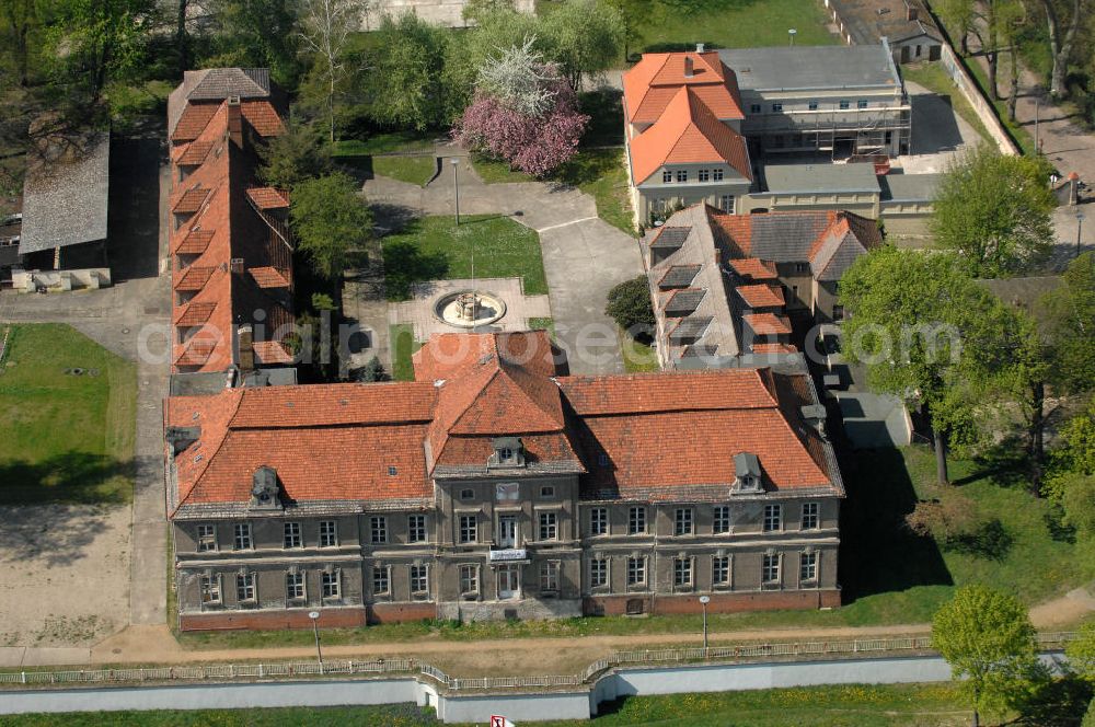 Aerial photograph Brandenburg an der Havel - Blick auf das Schloss Plaue. Es wurde zwischen 1711 und 1716 auf den Fundamenten einer alten Anlage gebaut und besitzt eine schlosseigene Kapelle. Im 2. Weltkrieg wurde das denkmalgeschützte Schloss schwer beschädigt und seit 1993 steht es leer. Kontakt Schloss Plaue GmbH i.G., Schloßstraße 27a, 14774 Brandenburg an der Havel, Tel. 03381 410 80 77,