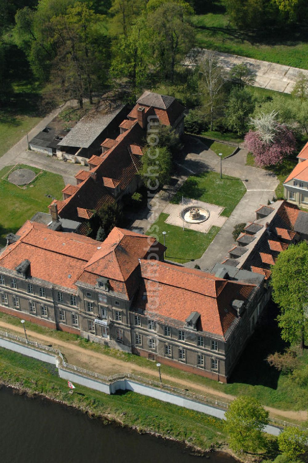 Brandenburg an der Havel from above - Blick auf das Schloss Plaue. Es wurde zwischen 1711 und 1716 auf den Fundamenten einer alten Anlage gebaut und besitzt eine schlosseigene Kapelle. Im 2. Weltkrieg wurde das denkmalgeschützte Schloss schwer beschädigt und seit 1993 steht es leer. Kontakt Schloss Plaue GmbH i.G., Schloßstraße 27a, 14774 Brandenburg an der Havel, Tel. 03381 410 80 77,