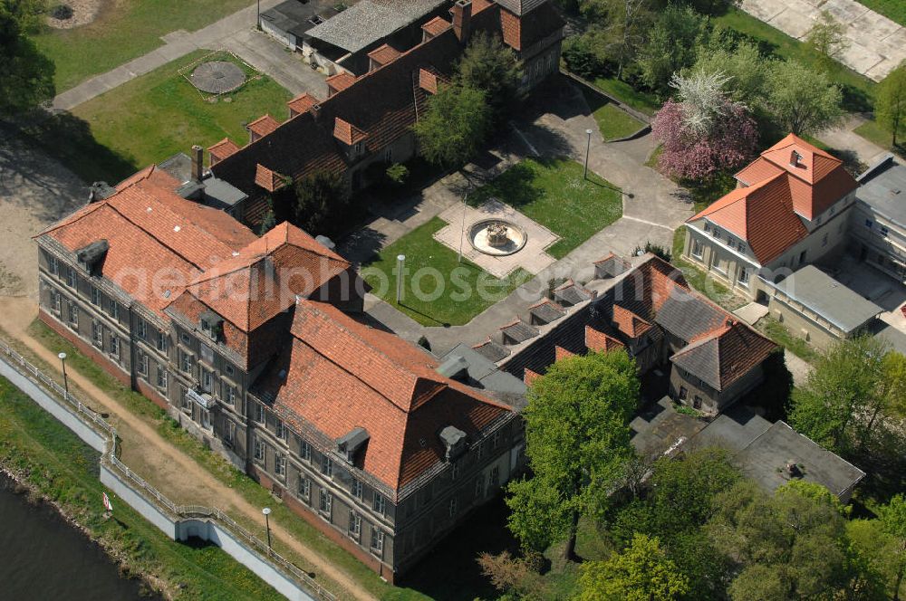 Brandenburg an der Havel from the bird's eye view: Blick auf das Schloss Plaue. Es wurde zwischen 1711 und 1716 auf den Fundamenten einer alten Anlage gebaut und besitzt eine schlosseigene Kapelle. Im 2. Weltkrieg wurde das denkmalgeschützte Schloss schwer beschädigt und seit 1993 steht es leer. Kontakt Schloss Plaue GmbH i.G., Schloßstraße 27a, 14774 Brandenburg an der Havel, Tel. 03381 410 80 77,