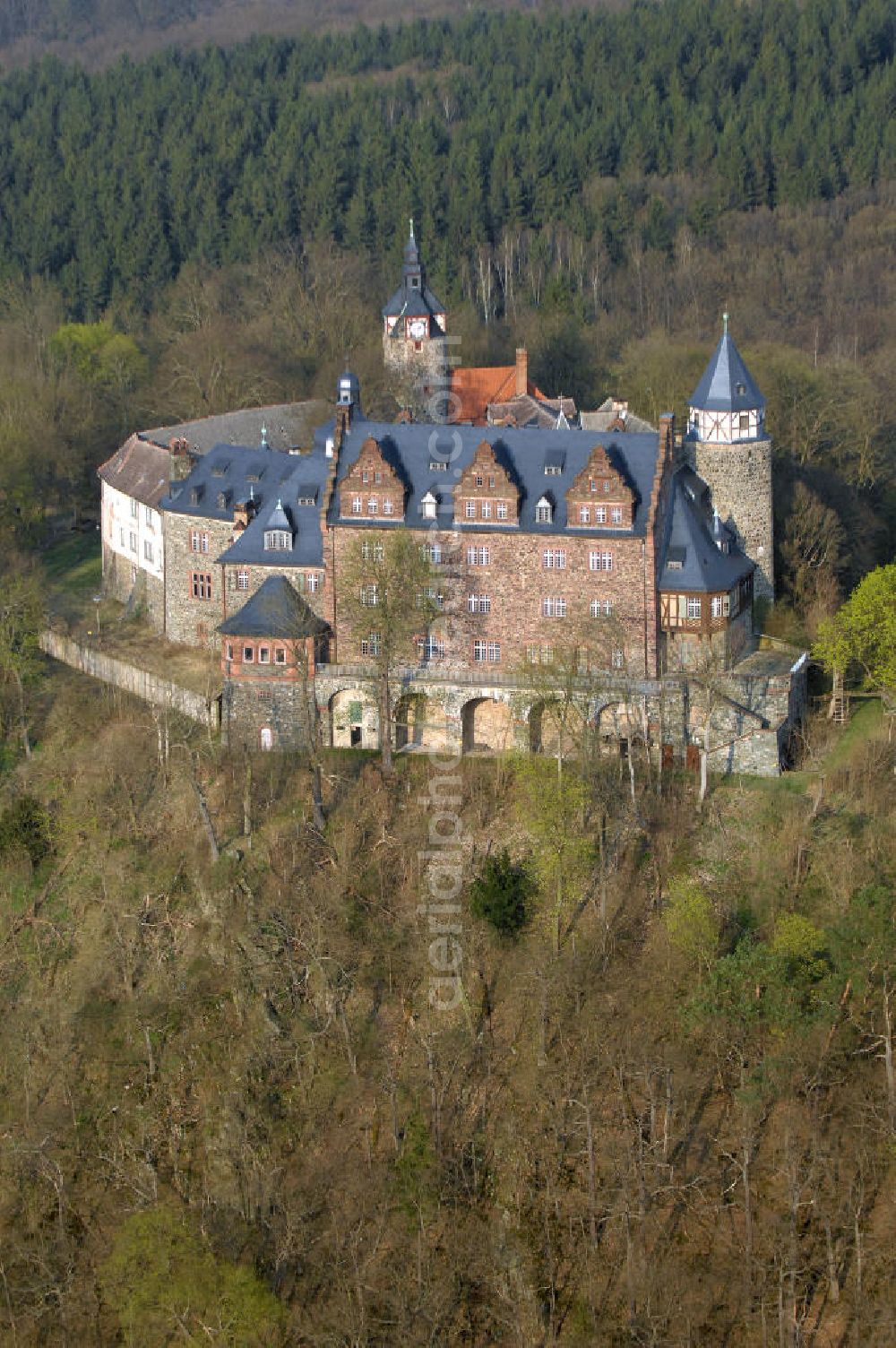 Aerial image MANSFELD - Blick auf das Schloss Rammelburg im Ortsteil Rammelburg von Mansfeld. Die erste urkundliche Erwähnung des Schlosses Rammelburg war im Jahr 1259. Im Laufe der Geschichte wechselte das Schloss mehrfach den Eigentümer. Bis in die 90er Jahre des 20. Jahrhunderts befand sich eine Rehabilitationsklinik in dem Schloss. Das Schloss wird zur Zeit nicht aktiv genutzt. Kontakt: Stadt Mansfeld, Dietmar Sauer, Lutherstrasse 9, 06343 Mansfeld Lutherstadt, Tel. +49 (0)3 47 82 87 1 0, Fax +49 (0)3 47 82 87 1 22, e-mail: info@mansfeld.eu