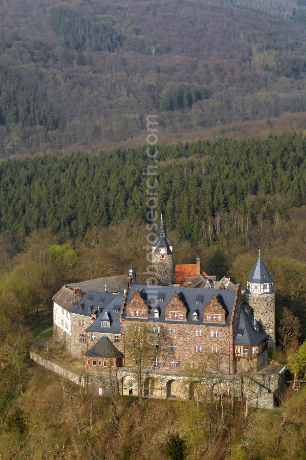 Aerial photograph MANSFELD - Blick auf das Schloss Rammelburg im Ortsteil Rammelburg von Mansfeld. Die erste urkundliche Erwähnung des Schlosses Rammelburg war im Jahr 1259. Im Laufe der Geschichte wechselte das Schloss mehrfach den Eigentümer. Bis in die 90er Jahre des 20. Jahrhunderts befand sich eine Rehabilitationsklinik in dem Schloss. Das Schloss wird zur Zeit nicht aktiv genutzt. Kontakt: Stadt Mansfeld, Dietmar Sauer, Lutherstrasse 9, 06343 Mansfeld Lutherstadt, Tel. +49 (0)3 47 82 87 1 0, Fax +49 (0)3 47 82 87 1 22, e-mail: info@mansfeld.eu