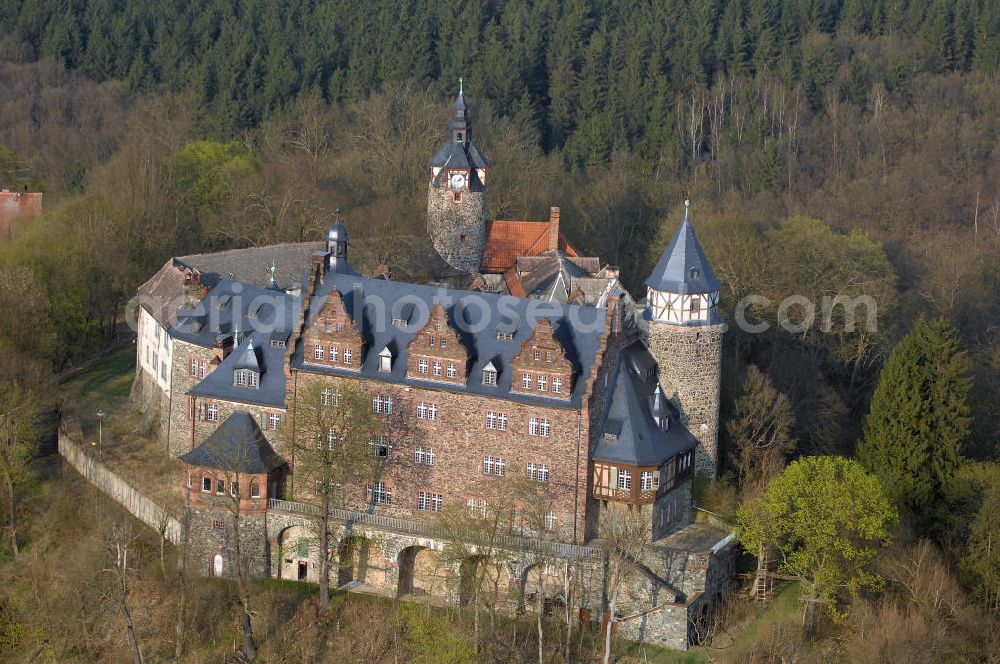 MANSFELD from above - Blick auf das Schloss Rammelburg im Ortsteil Rammelburg von Mansfeld. Die erste urkundliche Erwähnung des Schlosses Rammelburg war im Jahr 1259. Im Laufe der Geschichte wechselte das Schloss mehrfach den Eigentümer. Bis in die 90er Jahre des 20. Jahrhunderts befand sich eine Rehabilitationsklinik in dem Schloss. Das Schloss wird zur Zeit nicht aktiv genutzt. Kontakt: Stadt Mansfeld, Dietmar Sauer, Lutherstrasse 9, 06343 Mansfeld Lutherstadt, Tel. +49 (0)3 47 82 87 1 0, Fax +49 (0)3 47 82 87 1 22, e-mail: info@mansfeld.eu