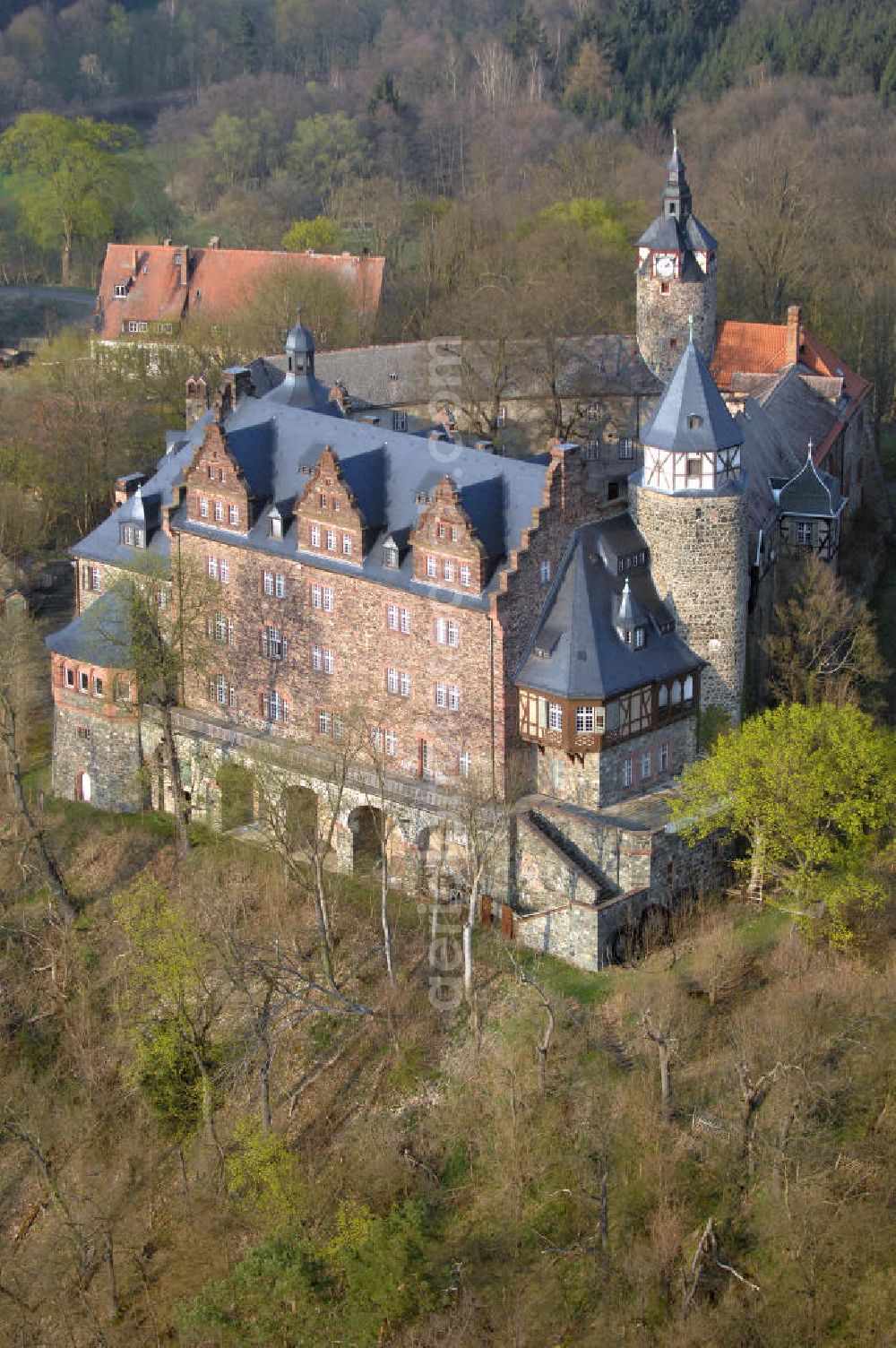 Aerial image MANSFELD - Blick auf das Schloss Rammelburg im Ortsteil Rammelburg von Mansfeld. Die erste urkundliche Erwähnung des Schlosses Rammelburg war im Jahr 1259. Im Laufe der Geschichte wechselte das Schloss mehrfach den Eigentümer. Bis in die 90er Jahre des 20. Jahrhunderts befand sich eine Rehabilitationsklinik in dem Schloss. Das Schloss wird zur Zeit nicht aktiv genutzt. Kontakt: Stadt Mansfeld, Dietmar Sauer, Lutherstrasse 9, 06343 Mansfeld Lutherstadt, Tel. +49 (0)3 47 82 87 1 0, Fax +49 (0)3 47 82 87 1 22, e-mail: info@mansfeld.eu