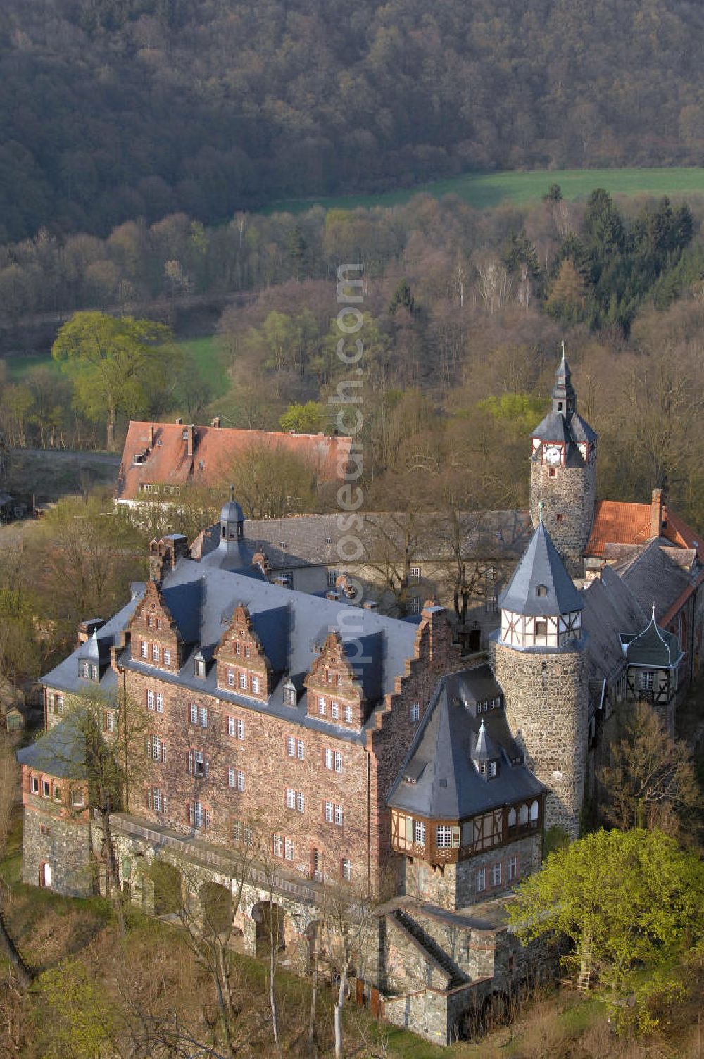 Aerial photograph MANSFELD - Blick auf das Schloss Rammelburg im Ortsteil Rammelburg von Mansfeld. Die erste urkundliche Erwähnung des Schlosses Rammelburg war im Jahr 1259. Im Laufe der Geschichte wechselte das Schloss mehrfach den Eigentümer. Bis in die 90er Jahre des 20. Jahrhunderts befand sich eine Rehabilitationsklinik in dem Schloss. Das Schloss wird zur Zeit nicht aktiv genutzt. Kontakt: Stadt Mansfeld, Dietmar Sauer, Lutherstrasse 9, 06343 Mansfeld Lutherstadt, Tel. +49 (0)3 47 82 87 1 0, Fax +49 (0)3 47 82 87 1 22, e-mail: info@mansfeld.eu