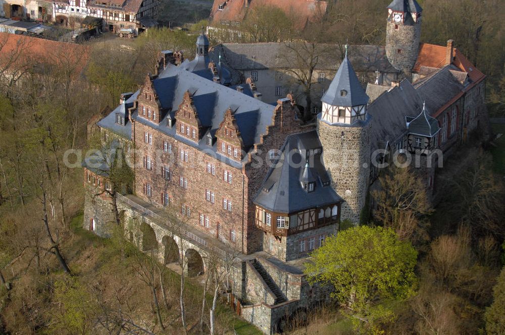 MANSFELD from above - Blick auf das Schloss Rammelburg im Ortsteil Rammelburg von Mansfeld. Die erste urkundliche Erwähnung des Schlosses Rammelburg war im Jahr 1259. Im Laufe der Geschichte wechselte das Schloss mehrfach den Eigentümer. Bis in die 90er Jahre des 20. Jahrhunderts befand sich eine Rehabilitationsklinik in dem Schloss. Das Schloss wird zur Zeit nicht aktiv genutzt. Kontakt: Stadt Mansfeld, Dietmar Sauer, Lutherstrasse 9, 06343 Mansfeld Lutherstadt, Tel. +49 (0)3 47 82 87 1 0, Fax +49 (0)3 47 82 87 1 22, e-mail: info@mansfeld.eu