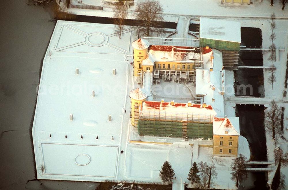 Aerial photograph Rheinsberg / Brandenburg - /Brandenburg; Winterliche Stimmung auf dem Schloss Rheinsberg in Rheinsberg im Bundesland Brandenburg.