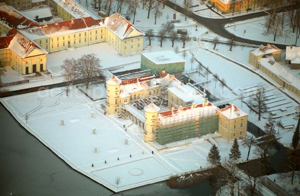 Rheinsberg / Brandenburg from the bird's eye view: /Brandenburg; Winterliche Stimmung auf dem Schloss Rheinsberg in Rheinsberg im Bundesland Brandenburg.